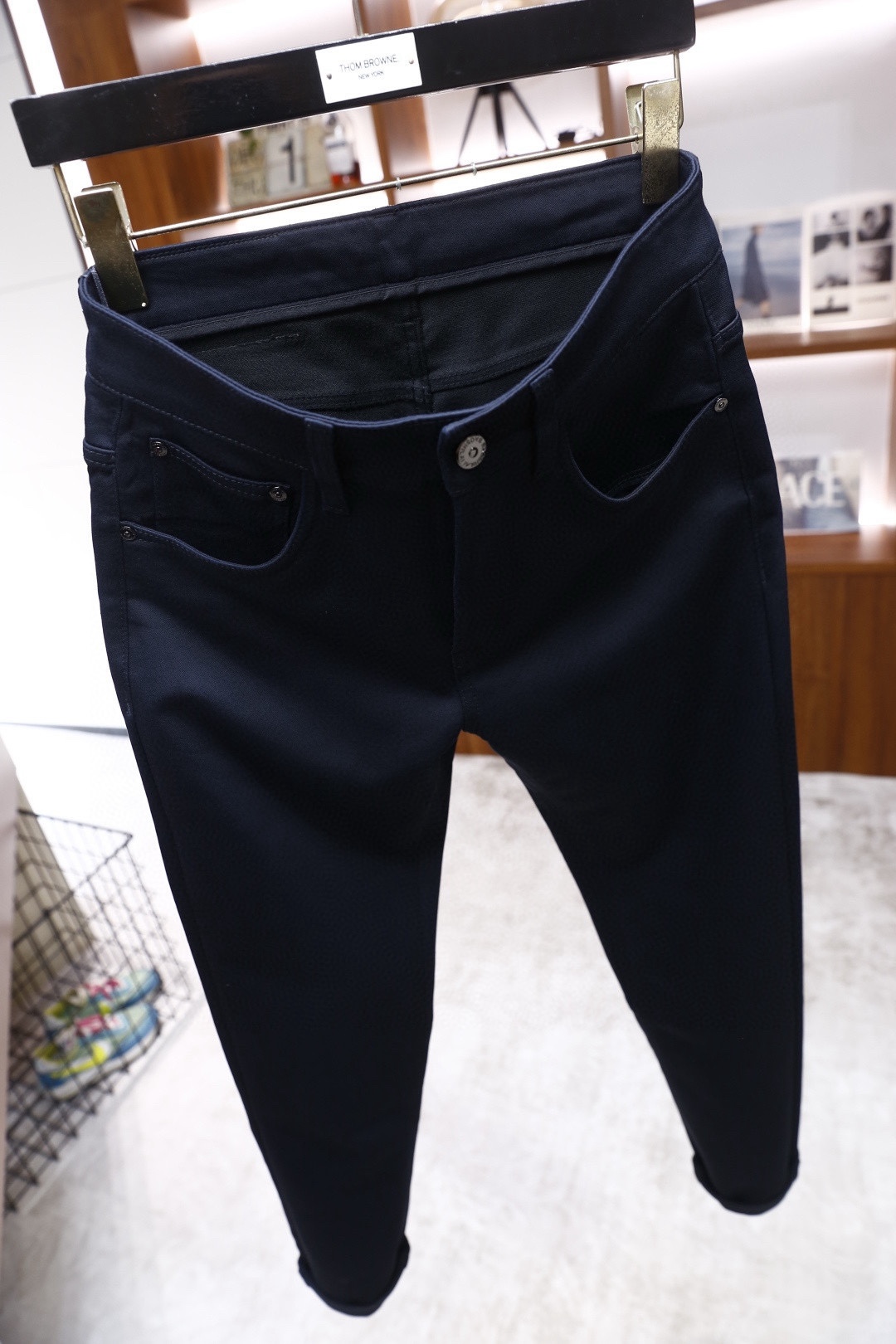 🔥华伦天奴.（🌾）25秋季新品！时尚男士藏青哑光质感休闲裤，采用高密斜纹面料打造，面料带有细腻的哑光光泽