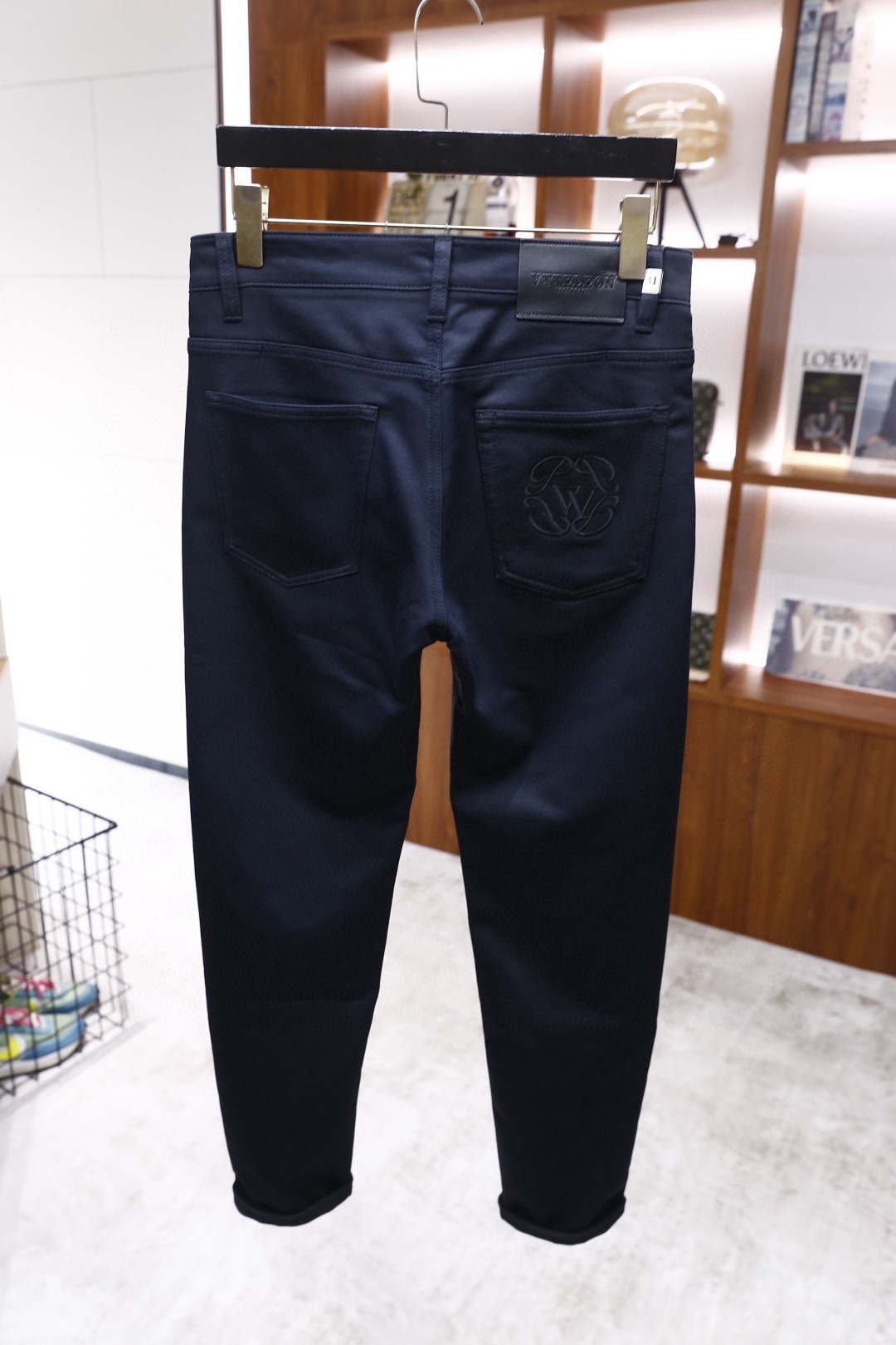 🔥华伦天奴.（🌾）25秋季新品！时尚男士藏青哑光质感休闲裤，采用高密斜纹面料打造，面料带有细腻的哑光光泽