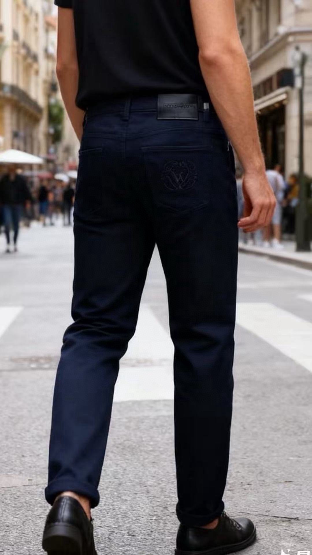 🔥华伦天奴.（🌾）25秋季新品！时尚男士藏青哑光质感休闲裤，采用高密斜纹面料打造，面料带有细腻的哑光光泽