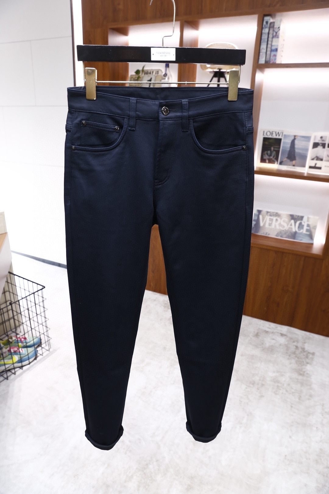 🔥华伦天奴.（🌾）25秋季新品！时尚男士藏青哑光质感休闲裤，采用高密斜纹面料打造，面料带有细腻的哑光光泽