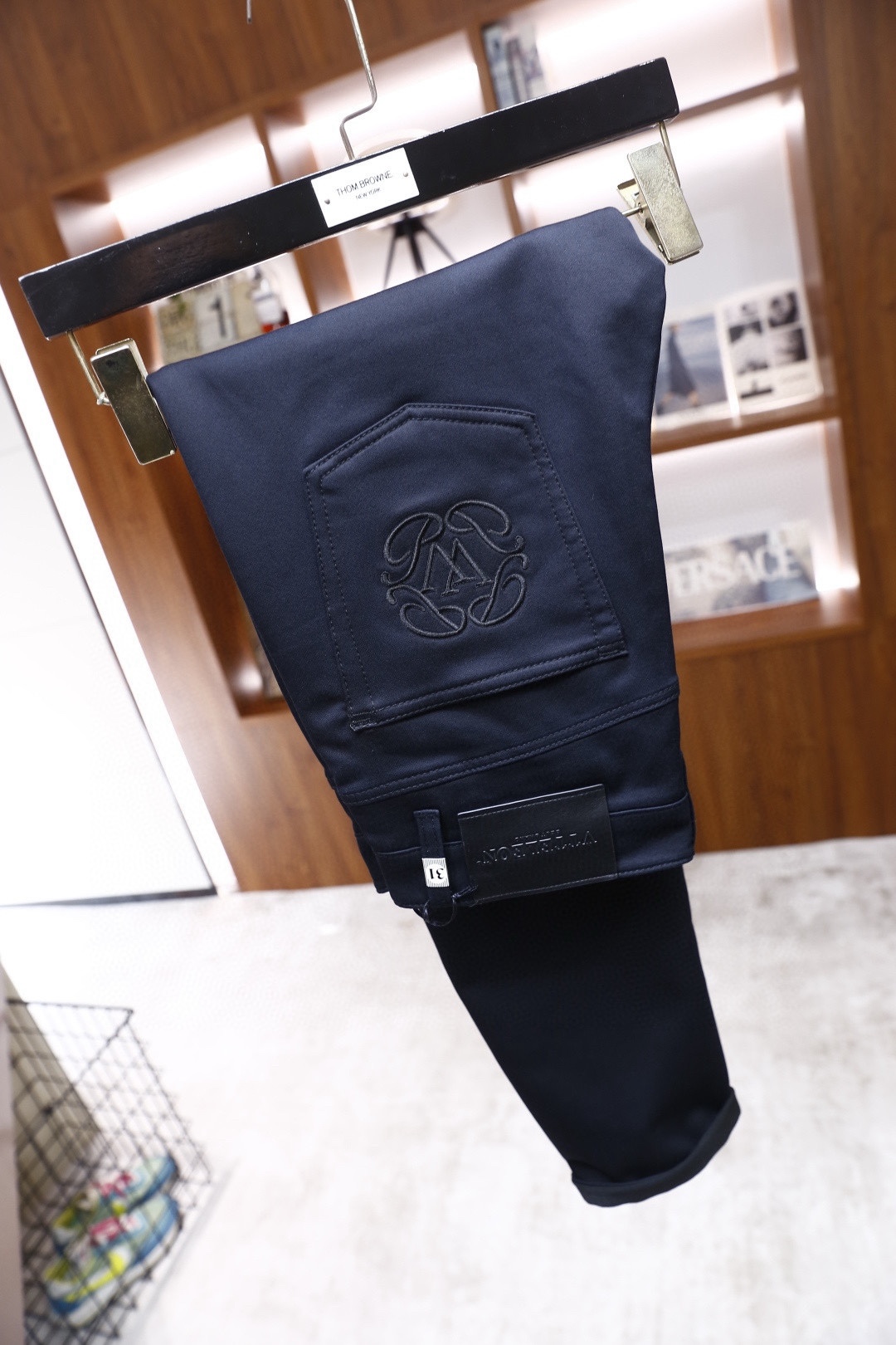 🔥华伦天奴.（🌾）25秋季新品！时尚男士藏青哑光质感休闲裤，采用高密斜纹面料打造，面料带有细腻的哑光光泽