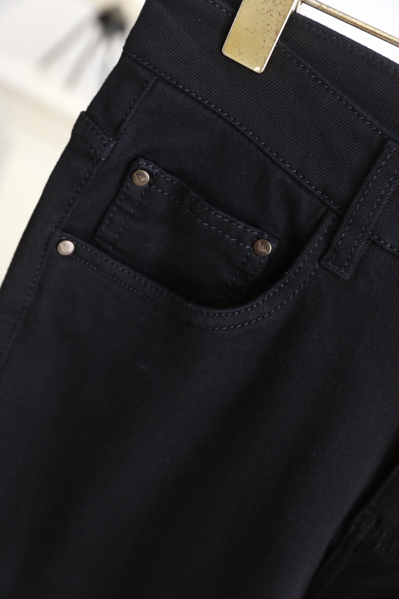 🔥阿玛尼/EA.（🌾）25秋冬男士黑色休闲百搭牛仔裤👍属于品牌兼具简约质感与标志性细节的单品。它采用高弹