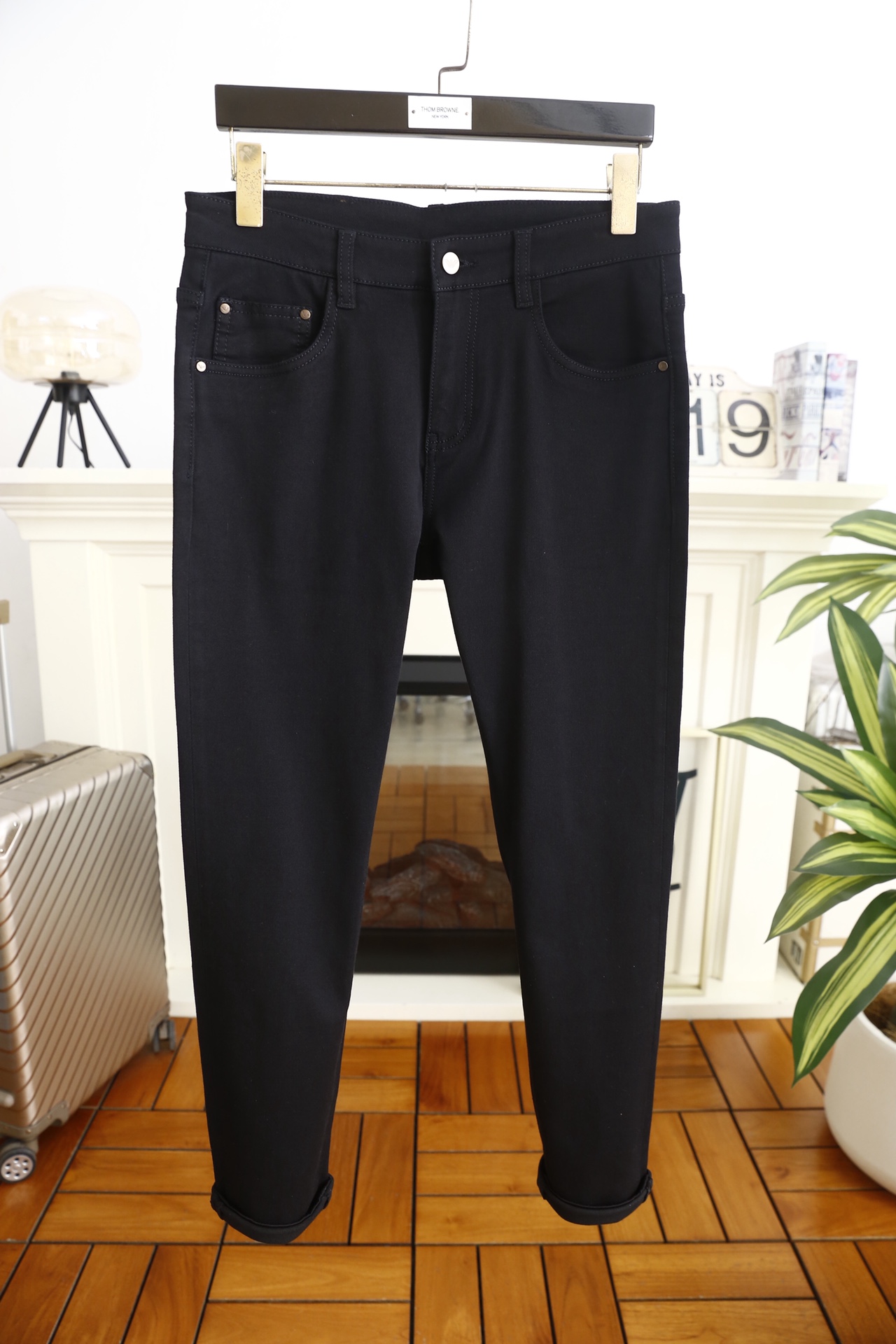 🔥阿玛尼/EA.（🌾）25秋冬男士黑色休闲百搭牛仔裤👍属于品牌兼具简约质感与标志性细节的单品。它采用高弹