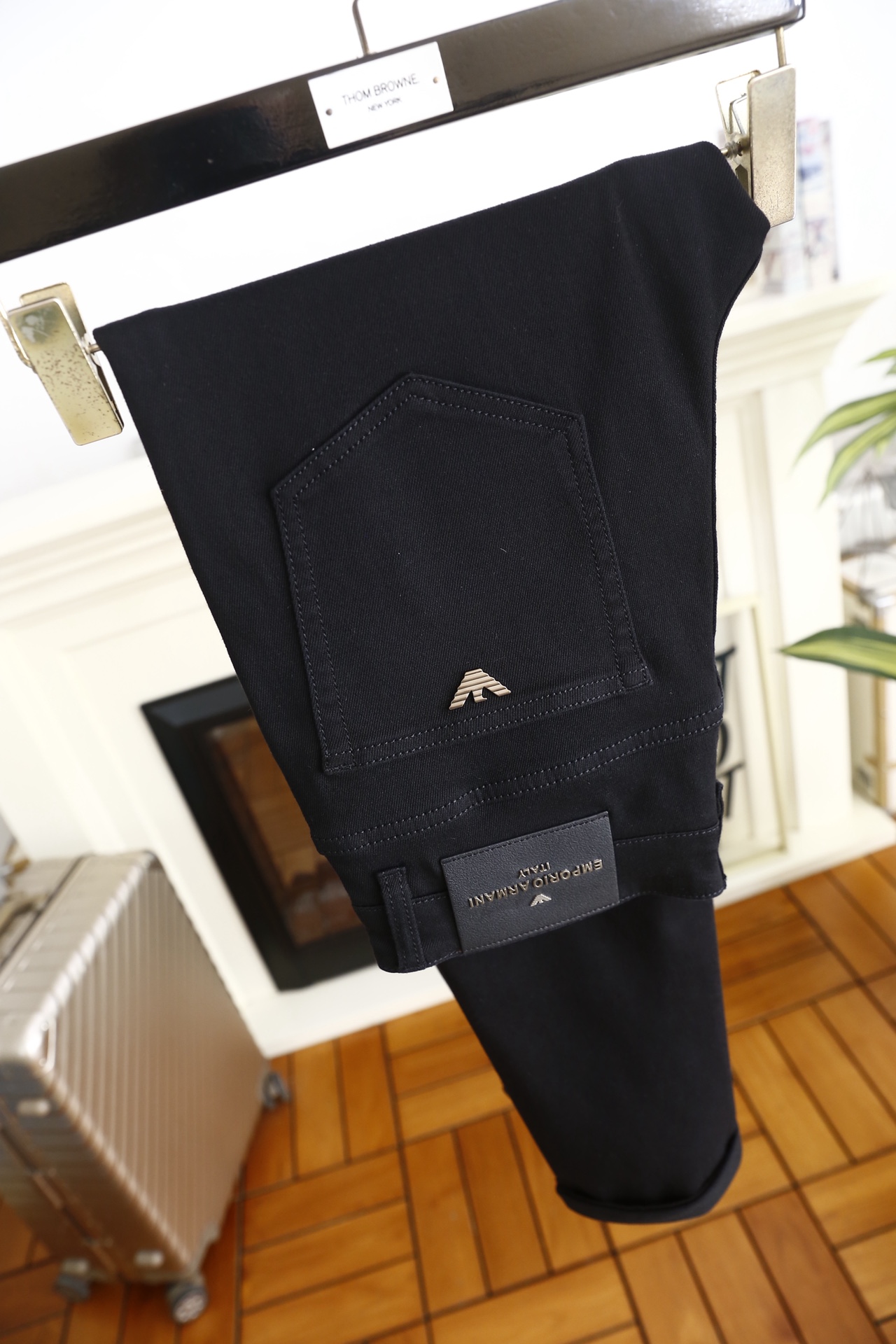 🔥阿玛尼/EA.（🌾）25秋冬男士黑色休闲百搭牛仔裤👍属于品牌兼具简约质感与标志性细节的单品。它采用高弹