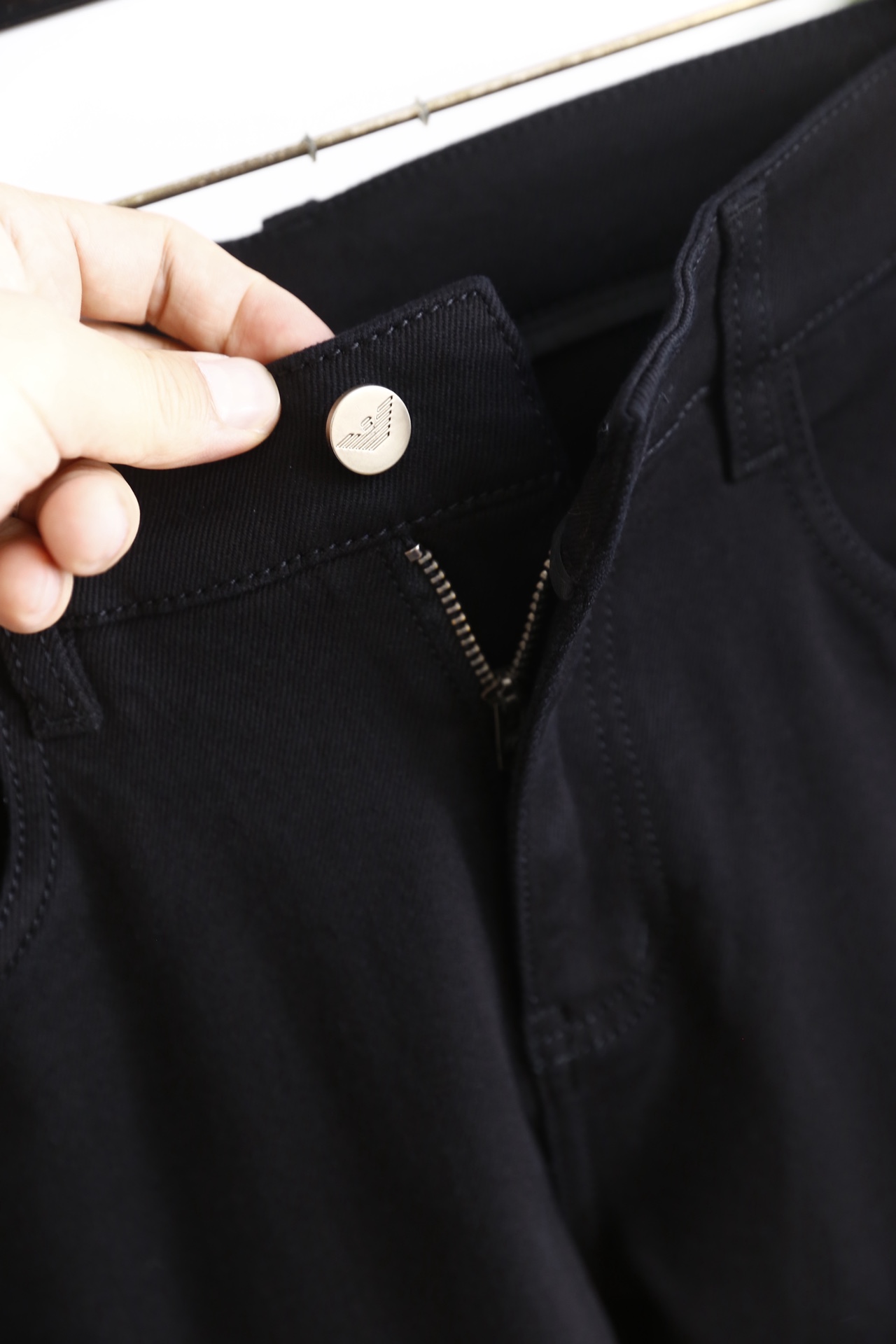 🔥阿玛尼/EA.（🌾）25秋冬男士黑色休闲百搭牛仔裤👍属于品牌兼具简约质感与标志性细节的单品。它采用高弹