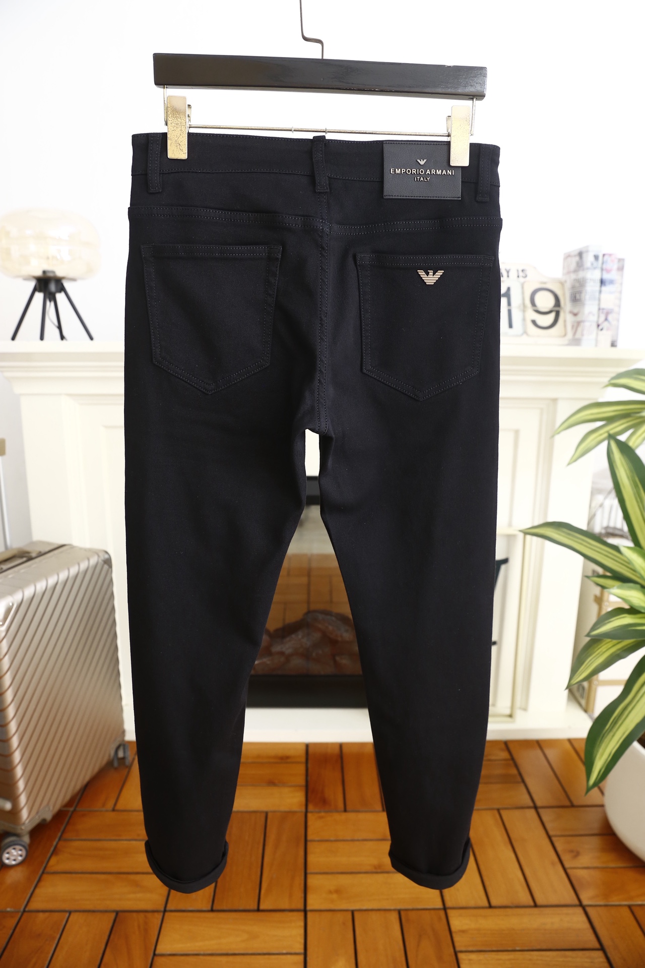 🔥阿玛尼/EA.（🌾）25秋冬男士黑色休闲百搭牛仔裤👍属于品牌兼具简约质感与标志性细节的单品。它采用高弹