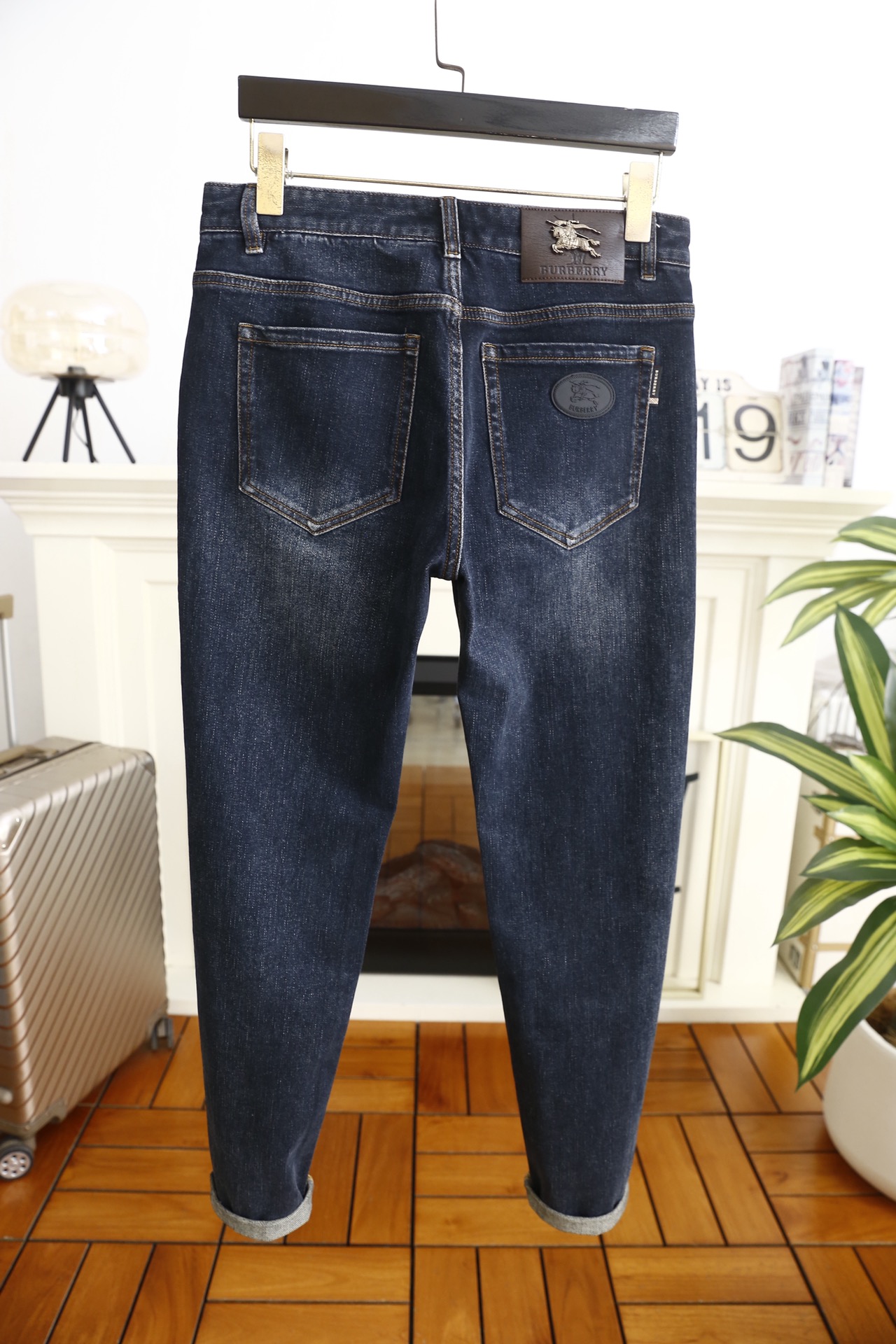 🔥博柏利/Burbe*ry.（🌾）25秋冬男士百搭牛仔裤👖属于品牌兼具英伦质感与实穿性的经典单品。它采用