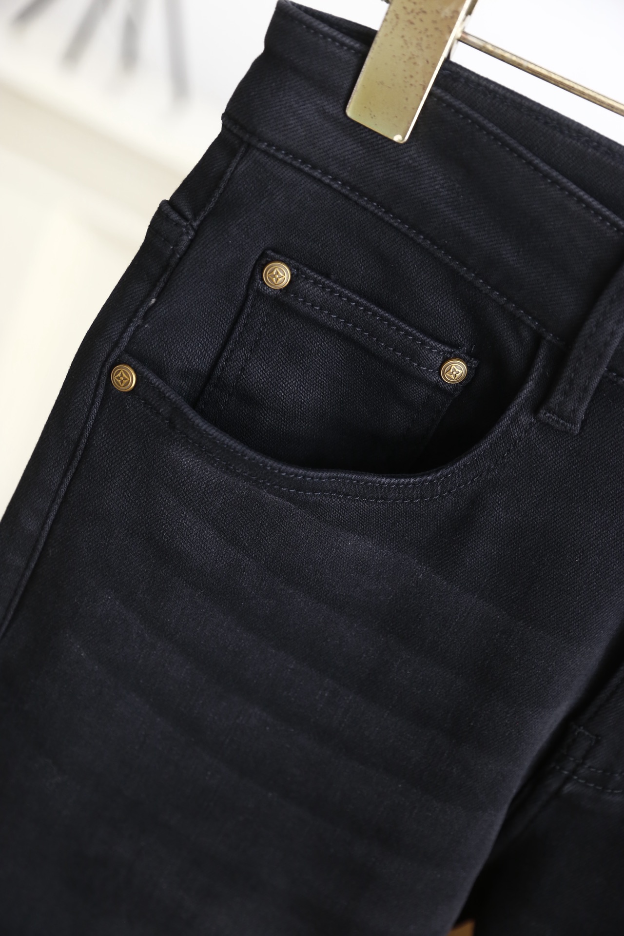 🔥路易威*/LV.（🌾）25秋冬男士休闲牛仔裤，属于品牌兼具标志性设计与实穿性的单品。它采用高弹力牛仔面