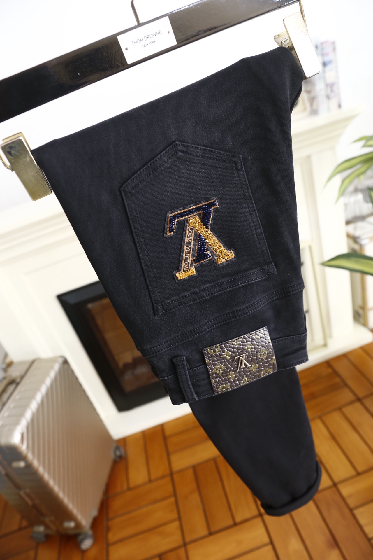 🔥路易威*/LV.（🌾）25秋冬男士休闲牛仔裤，属于品牌兼具标志性设计与实穿性的单品。它采用高弹力牛仔面