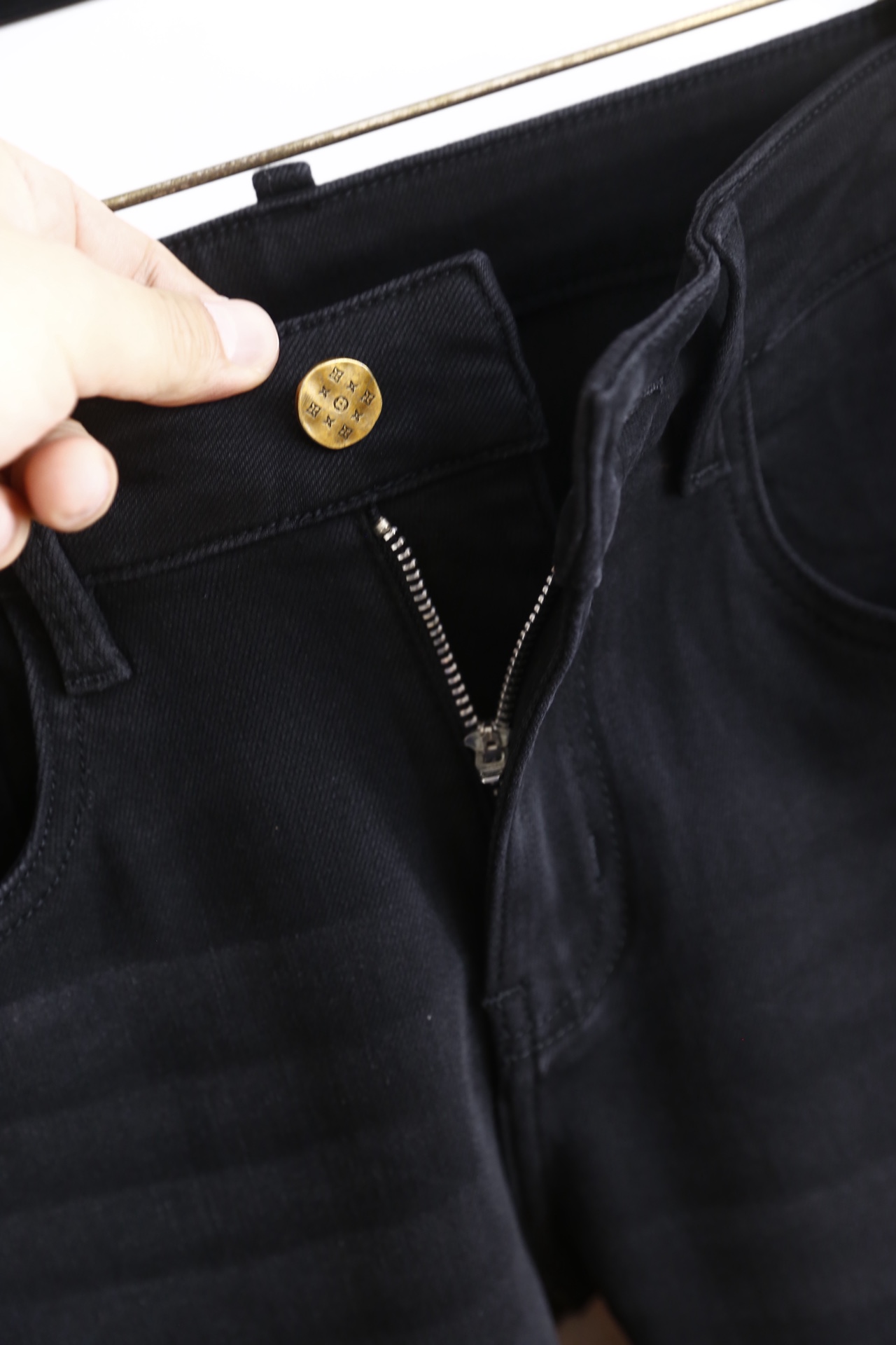 🔥路易威*/LV.（🌾）25秋冬男士休闲牛仔裤，属于品牌兼具标志性设计与实穿性的单品。它采用高弹力牛仔面