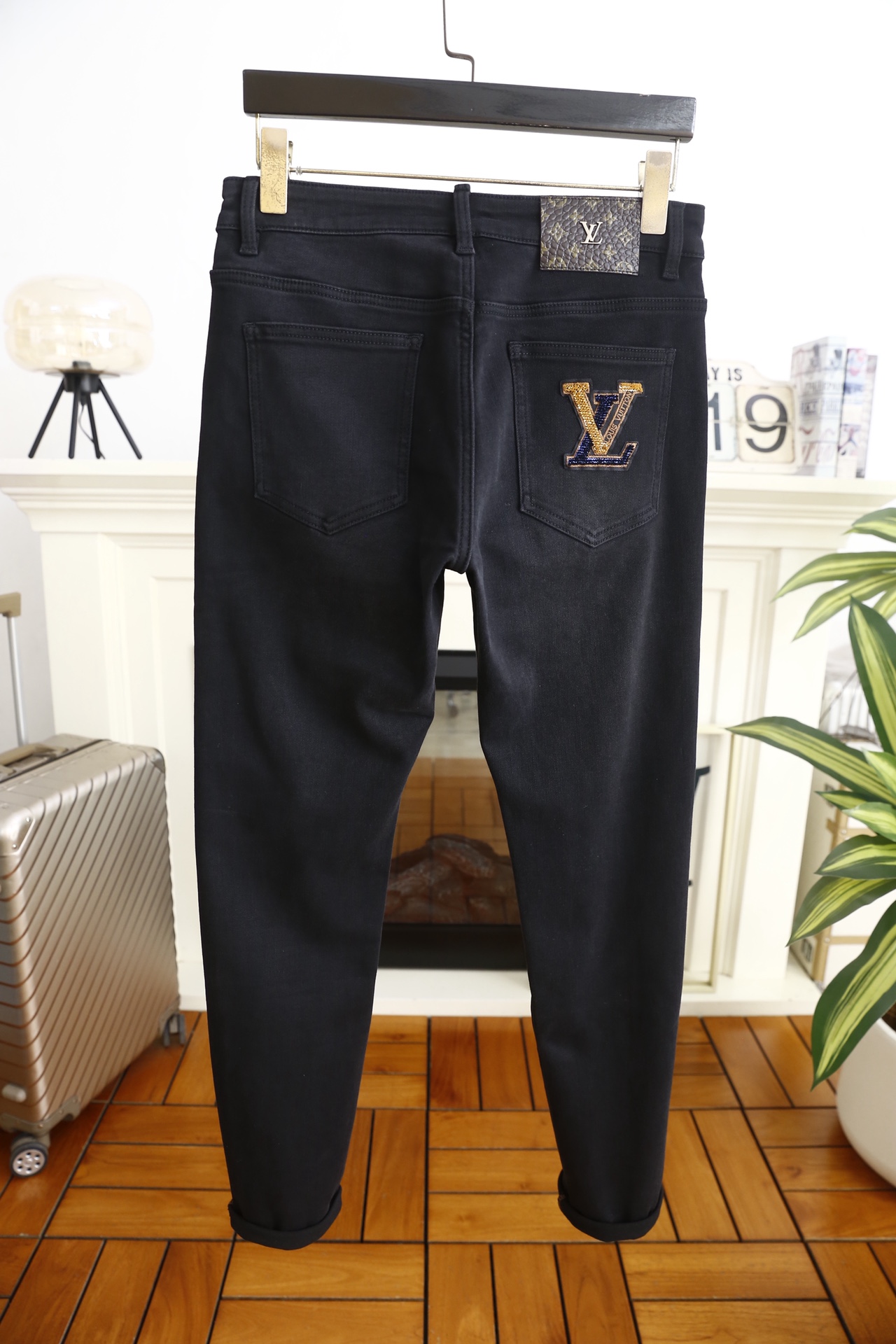 🔥路易威*/LV.（🌾）25秋冬男士休闲牛仔裤，属于品牌兼具标志性设计与实穿性的单品。它采用高弹力牛仔面