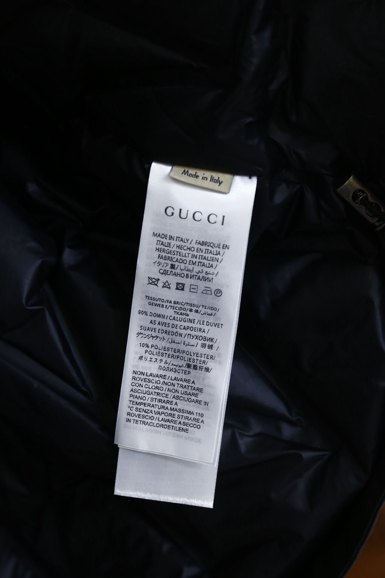 🔥古驰/Gu*ci.（🌾）25秋冬男士连帽羽绒外套，属于品牌兼具功能性与标志性设计的秋冬单品。它采用防风