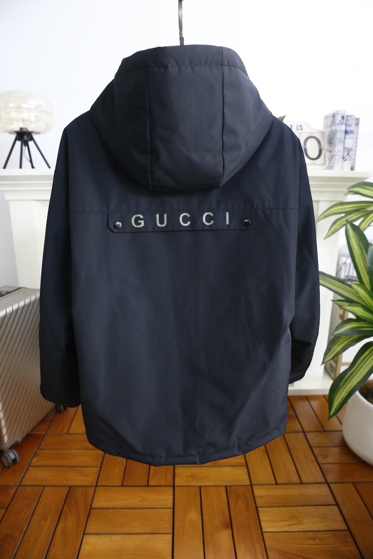 🔥古驰/Gu*ci.（🌾）25秋冬男士连帽羽绒外套，属于品牌兼具功能性与标志性设计的秋冬单品。它采用防风