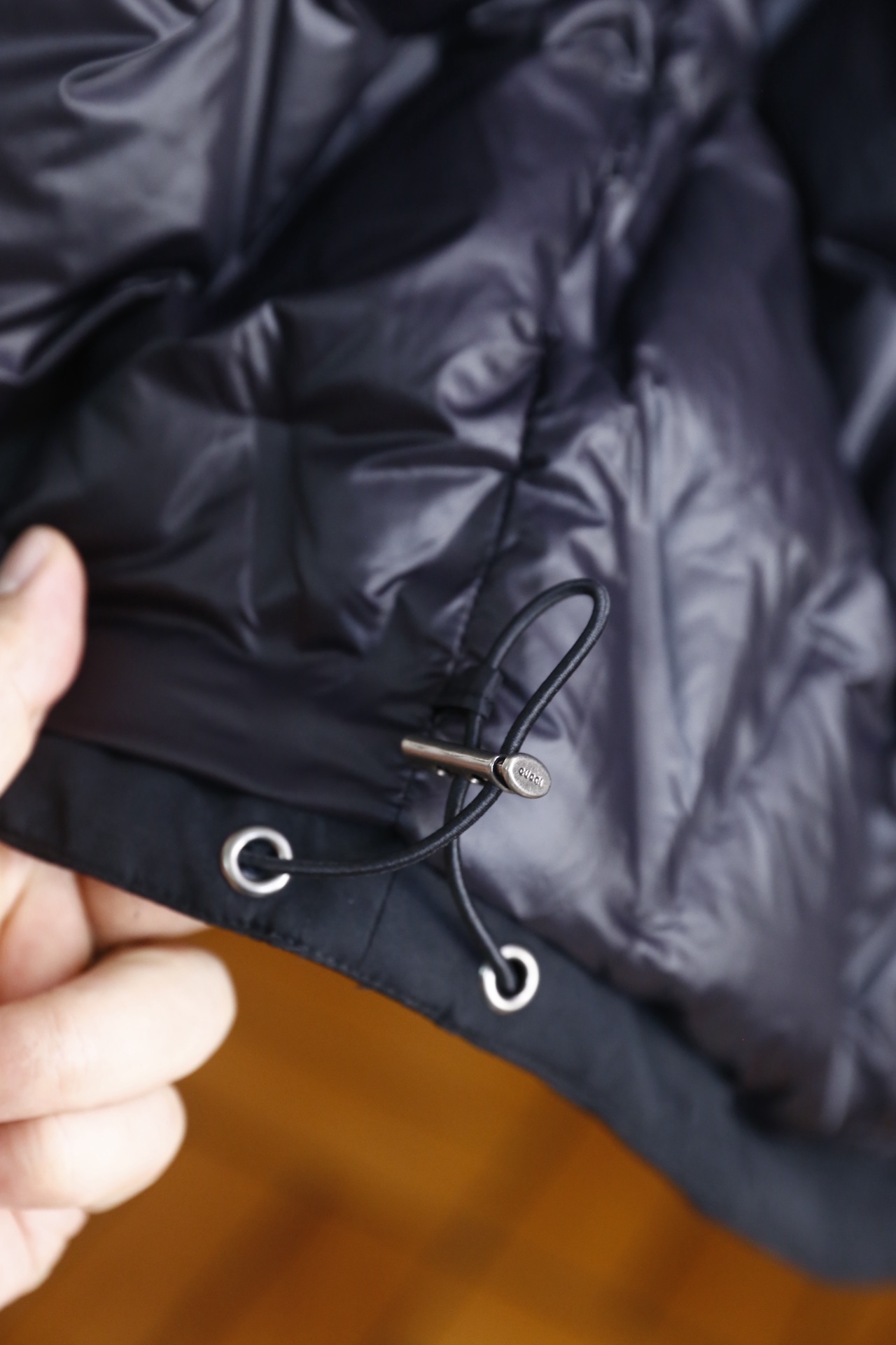 🔥古驰/Gu*ci.（🌾）25秋冬男士连帽羽绒外套，属于品牌兼具功能性与标志性设计的秋冬单品。它采用防风