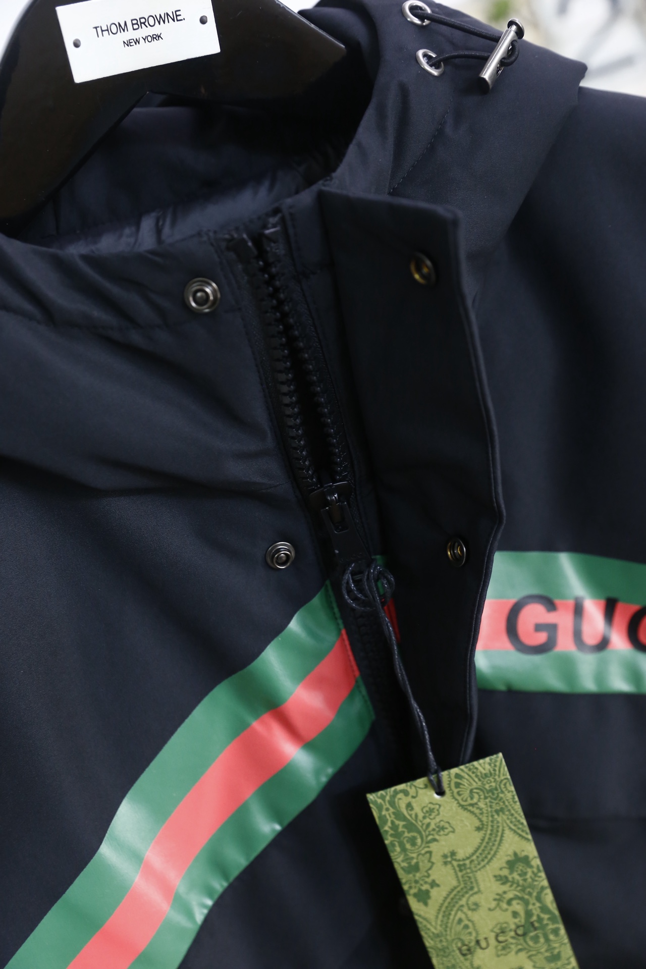 🔥古驰/Gu*ci.（🌾）25秋冬男士连帽羽绒外套，属于品牌兼具功能性与标志性设计的秋冬单品。它采用防风