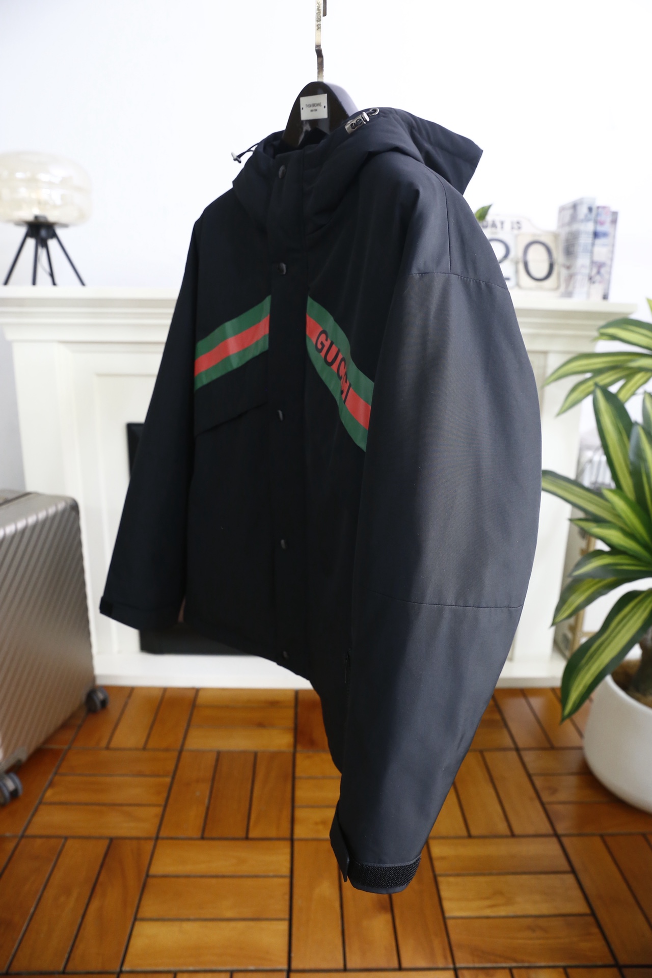 🔥古驰/Gu*ci.（🌾）25秋冬男士连帽羽绒外套，属于品牌兼具功能性与标志性设计的秋冬单品。它采用防风