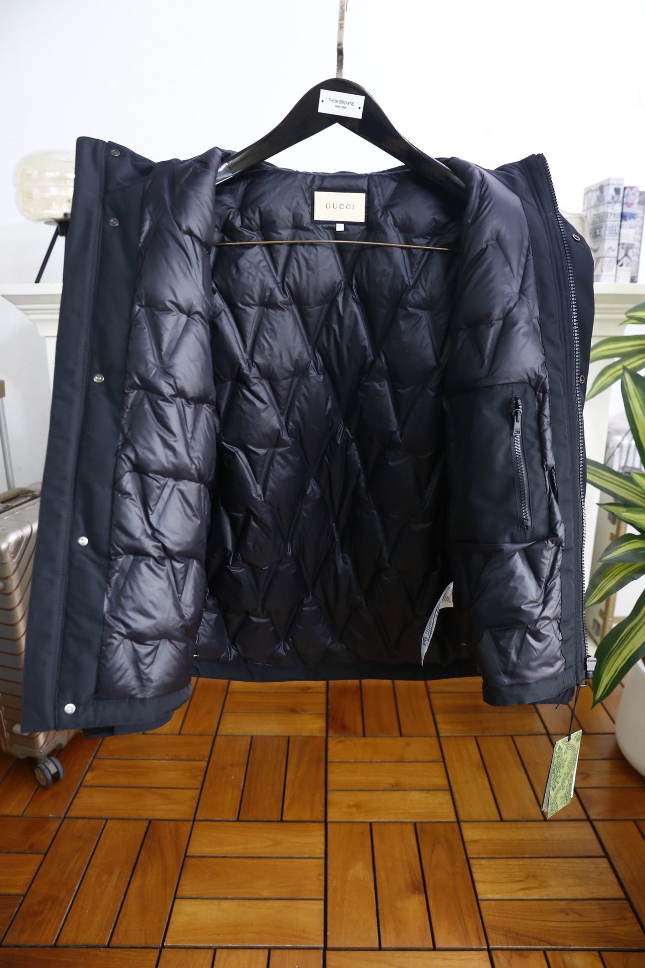 🔥古驰/Gu*ci.（🌾）25秋冬男士连帽羽绒外套，属于品牌兼具功能性与标志性设计的秋冬单品。它采用防风