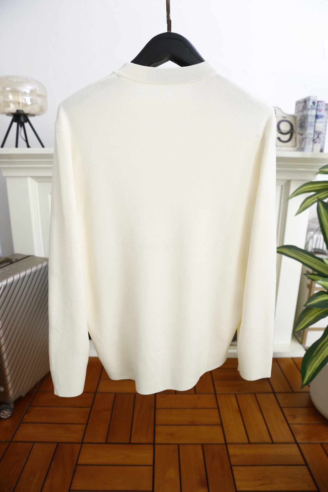 🔥爱马仕.（🌾）25秋冬男士圆领针织衫，属于品牌兼具精致感与实穿性的单品。它采用细腻的高支针织面料，触感