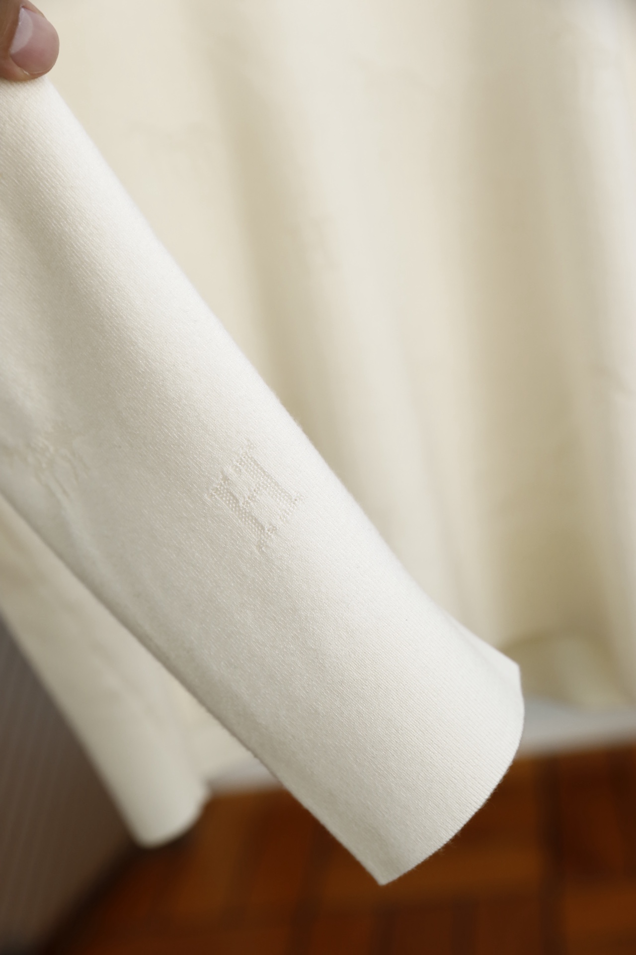 🔥爱马仕.（🌾）25秋冬男士圆领针织衫，属于品牌兼具精致感与实穿性的单品。它采用细腻的高支针织面料，触感