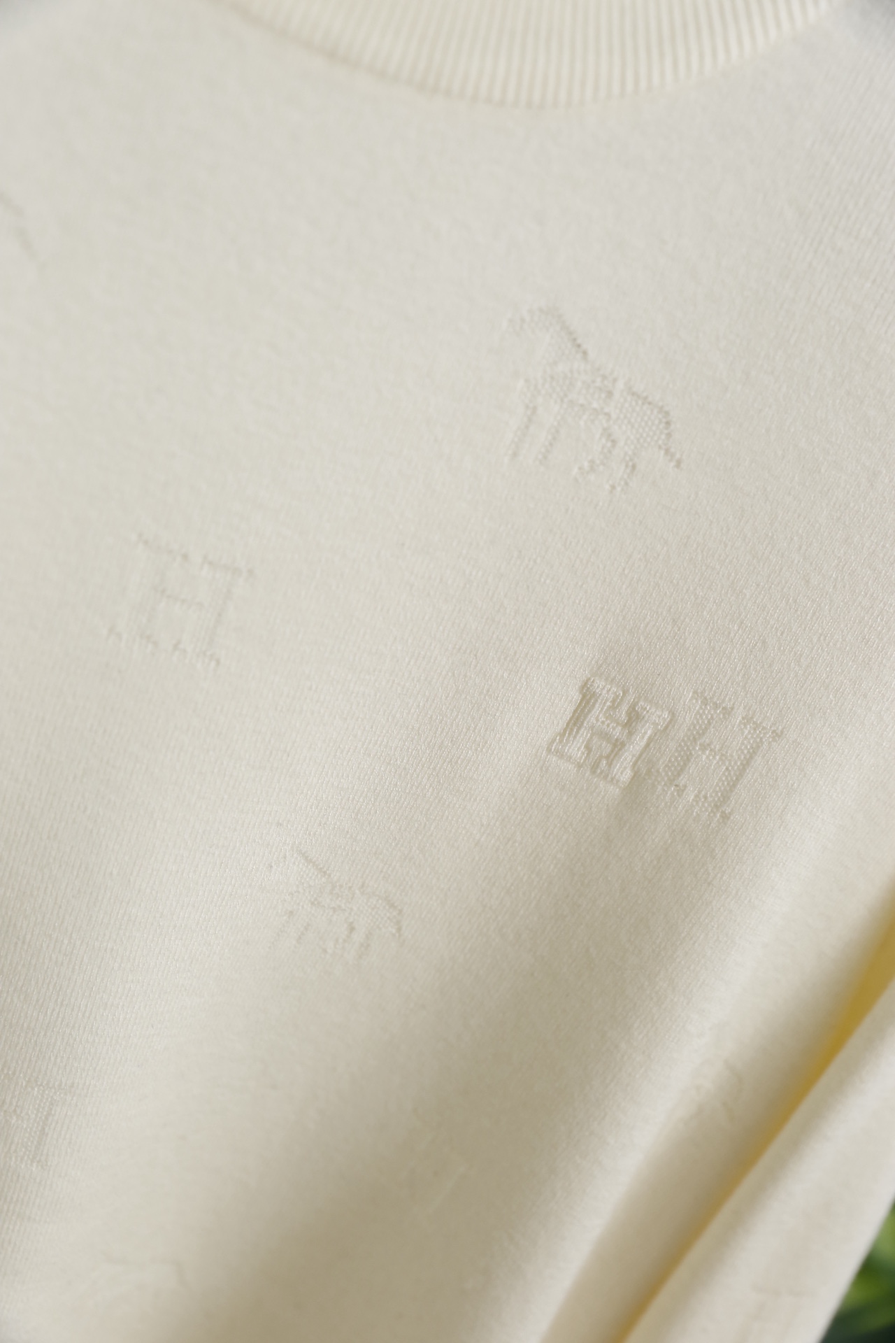 🔥爱马仕.（🌾）25秋冬男士圆领针织衫，属于品牌兼具精致感与实穿性的单品。它采用细腻的高支针织面料，触感