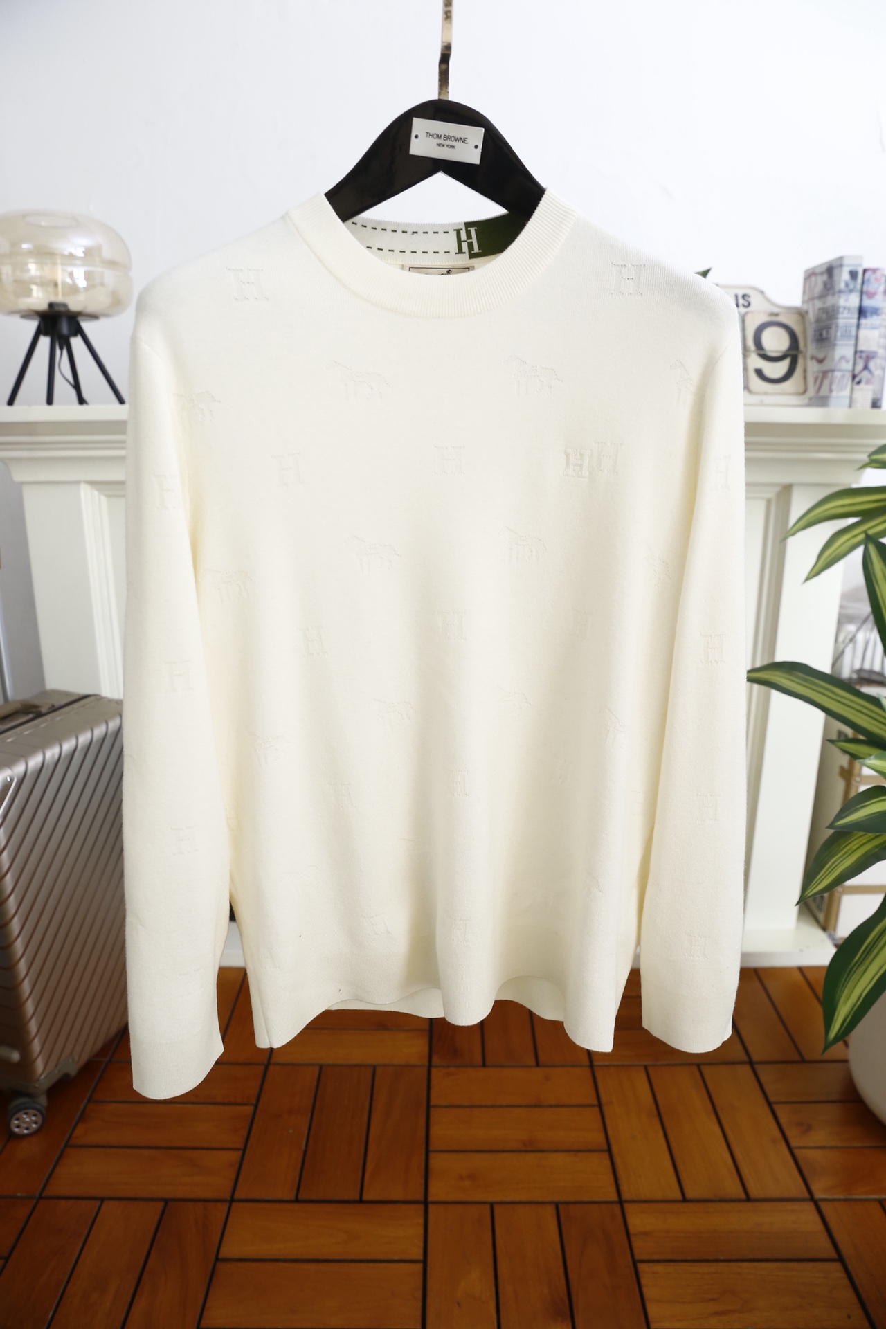 🔥爱马仕.（🌾）25秋冬男士圆领针织衫，属于品牌兼具精致感与实穿性的单品。它采用细腻的高支针织面料，触感