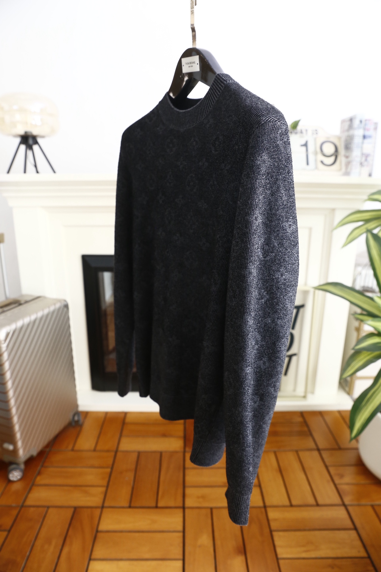 🔥路易威*/LV.（🌾）25秋冬男士半高领针织衫，属于品牌兼具质感与实用性的秋冬单品。它采用细腻的混纺针