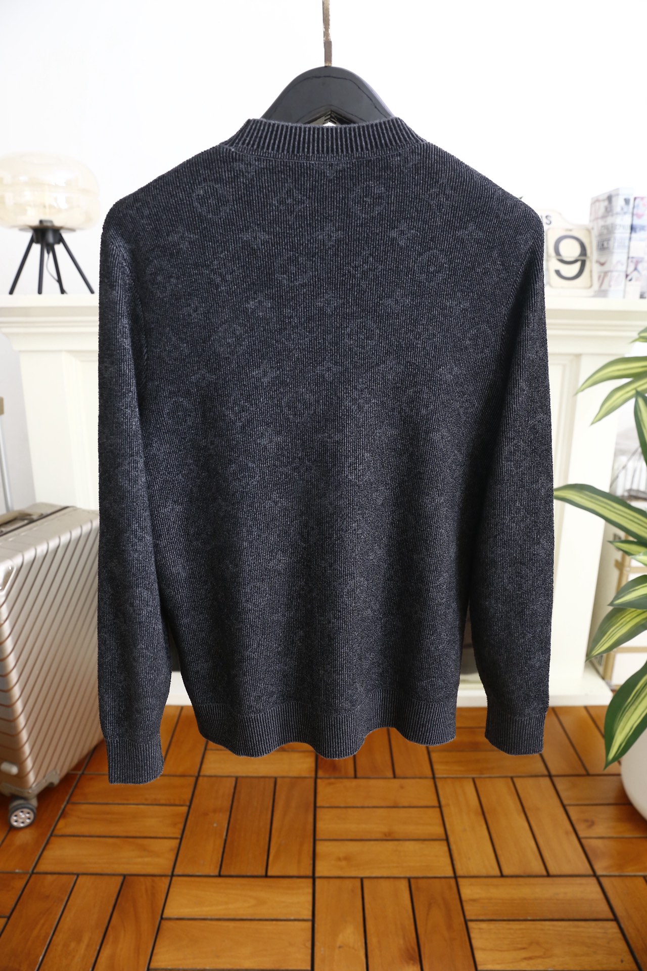 🔥路易威*/LV.（🌾）25秋冬男士半高领针织衫，属于品牌兼具质感与实用性的秋冬单品。它采用细腻的混纺针