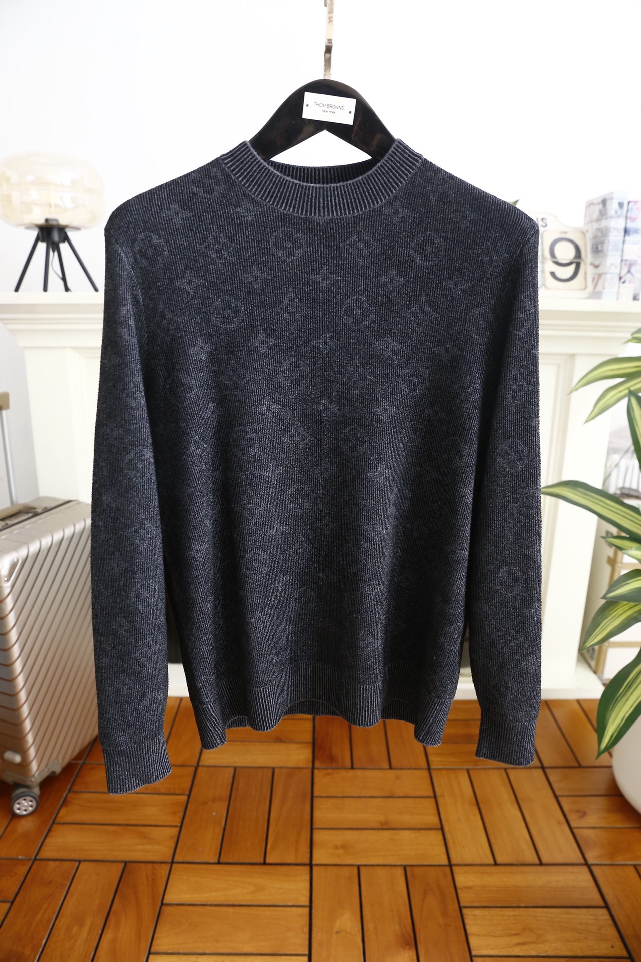 🔥路易威*/LV.（🌾）25秋冬男士半高领针织衫，属于品牌兼具质感与实用性的秋冬单品。它采用细腻的混纺针