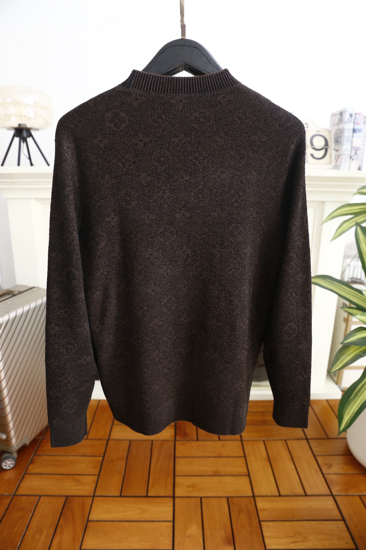 🔥路易威*/LV.（🌾）25秋冬男士半高领针织衫，属于品牌兼具质感与实用性的秋冬单品。它采用细腻的混纺针