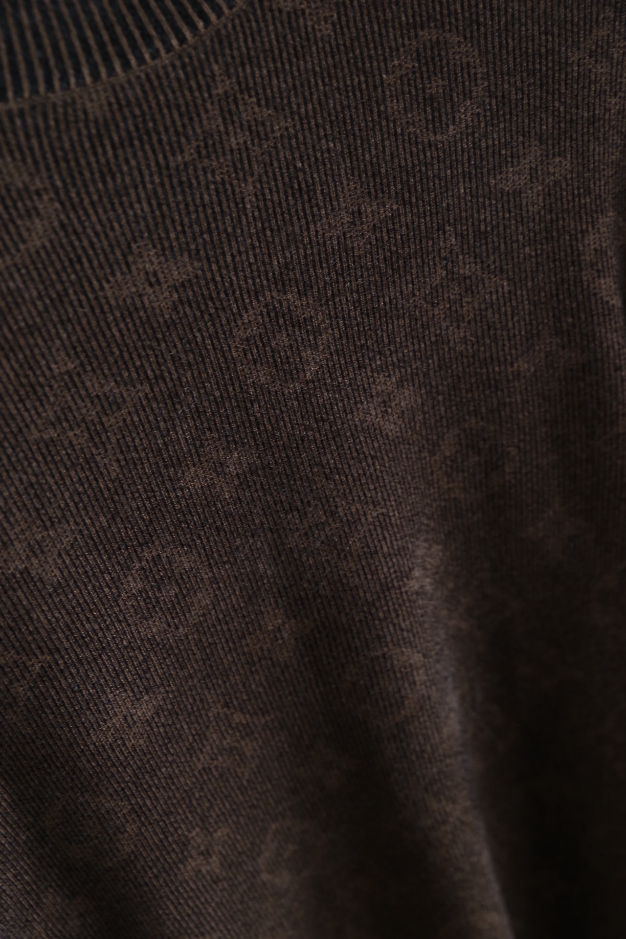 🔥路易威*/LV.（🌾）25秋冬男士半高领针织衫，属于品牌兼具质感与实用性的秋冬单品。它采用细腻的混纺针