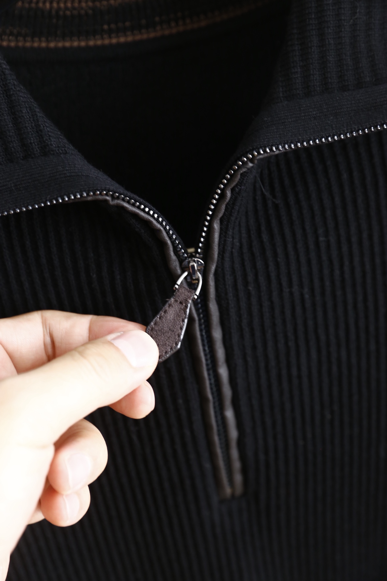 🔥lP🆕.（🌾）25秋冬男士半拉链翻领坑条针织衫，属于秋冬季节的通勤百搭单品，采用简约的半开拉链翻领设计