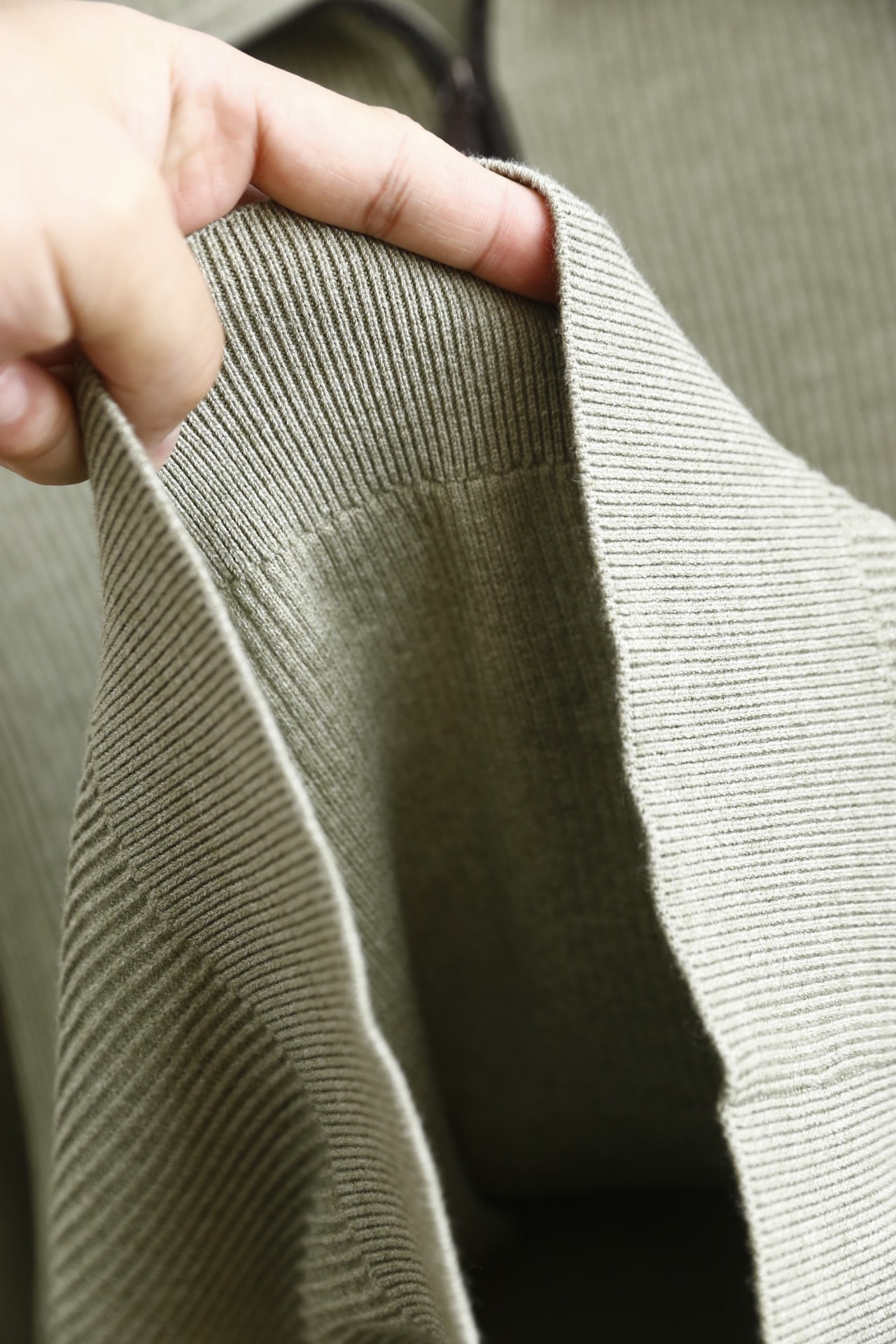 🔥lP🆕.（🌾）25秋冬男士半拉链翻领坑条针织衫，属于秋冬季节的通勤百搭单品，采用简约的半开拉链翻领设计