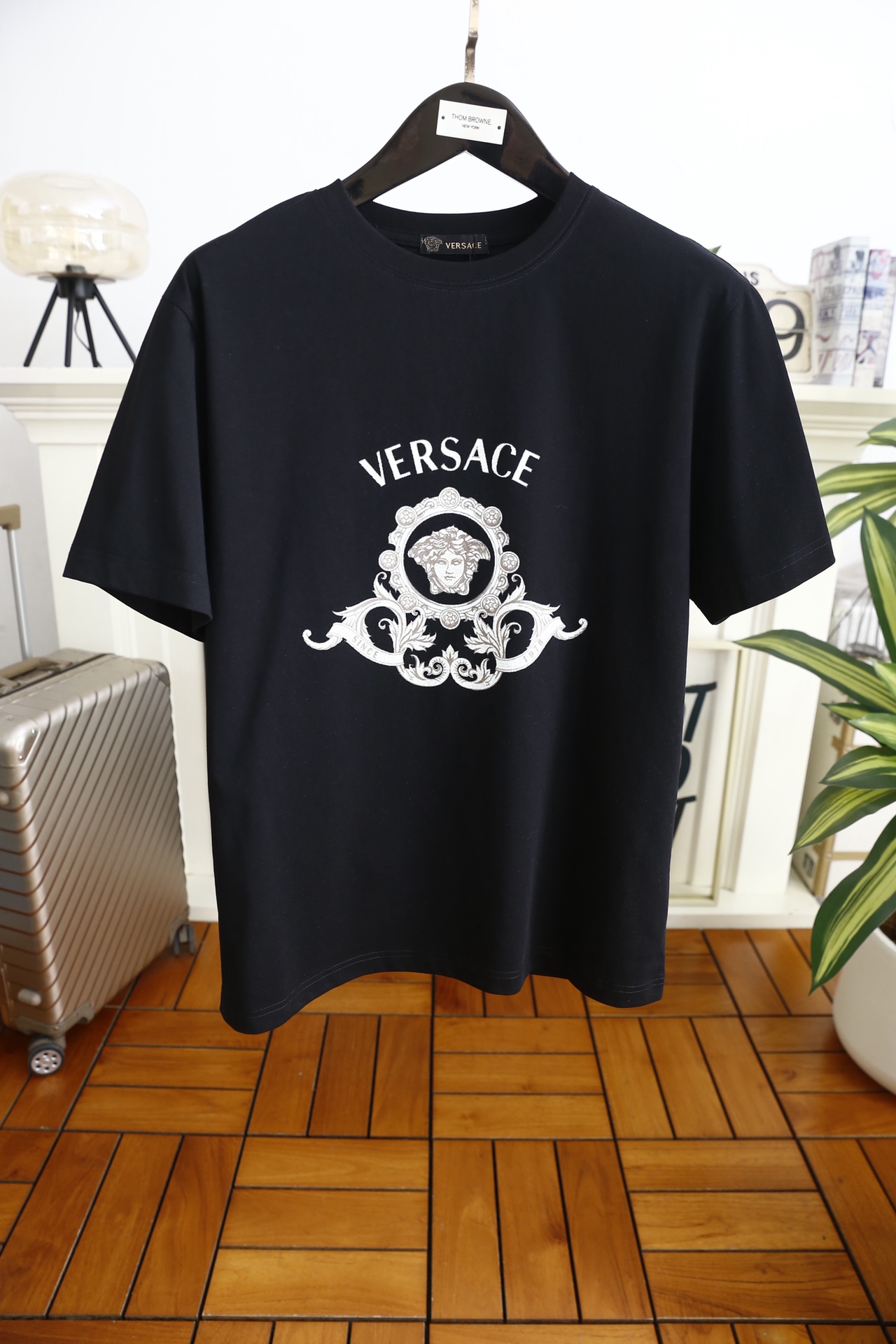 🔥范思*/Versa*e.（🌾）2026早春新款🆕时尚男士百搭短袖T恤，是品牌极具标志性的经典单品，胸前