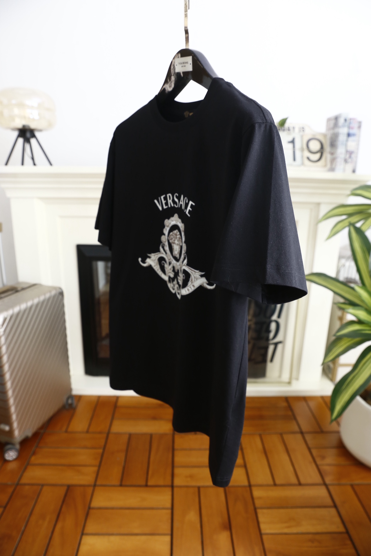 🔥范思*/Versa*e.（🌾）2026早春新款🆕时尚男士百搭短袖T恤，是品牌极具标志性的经典单品，胸前