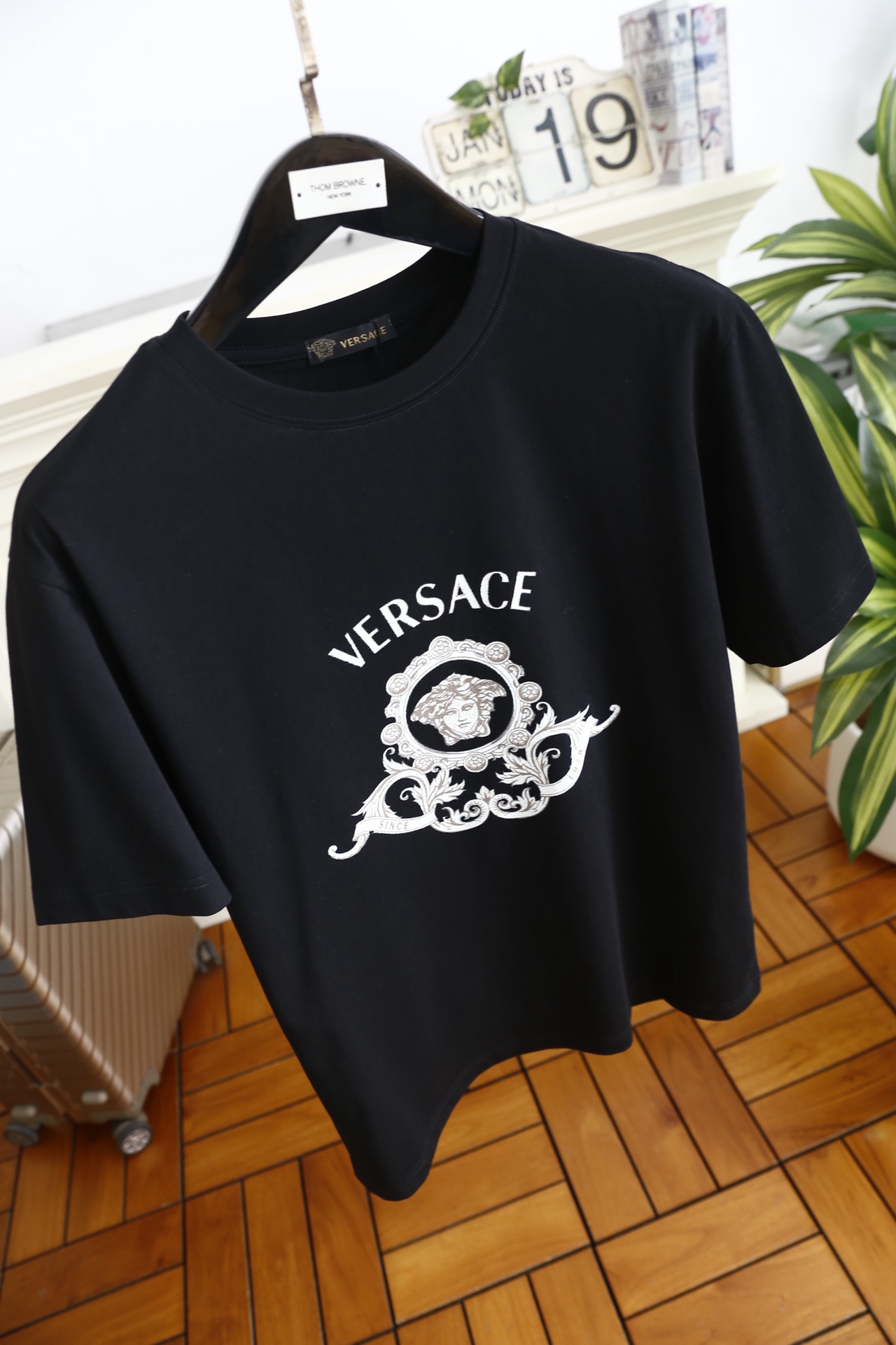 🔥范思*/Versa*e.（🌾）2026早春新款🆕时尚男士百搭短袖T恤，是品牌极具标志性的经典单品，胸前