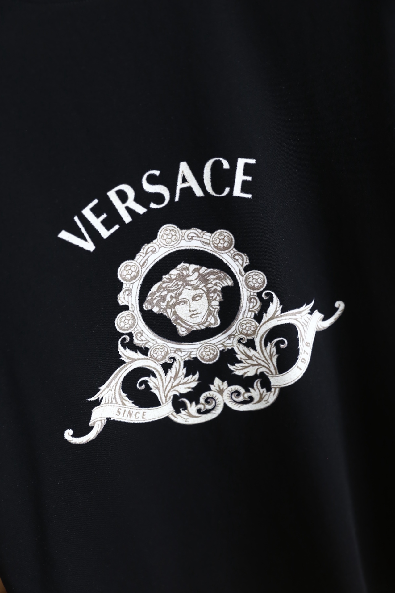 🔥范思*/Versa*e.（🌾）2026早春新款🆕时尚男士百搭短袖T恤，是品牌极具标志性的经典单品，胸前