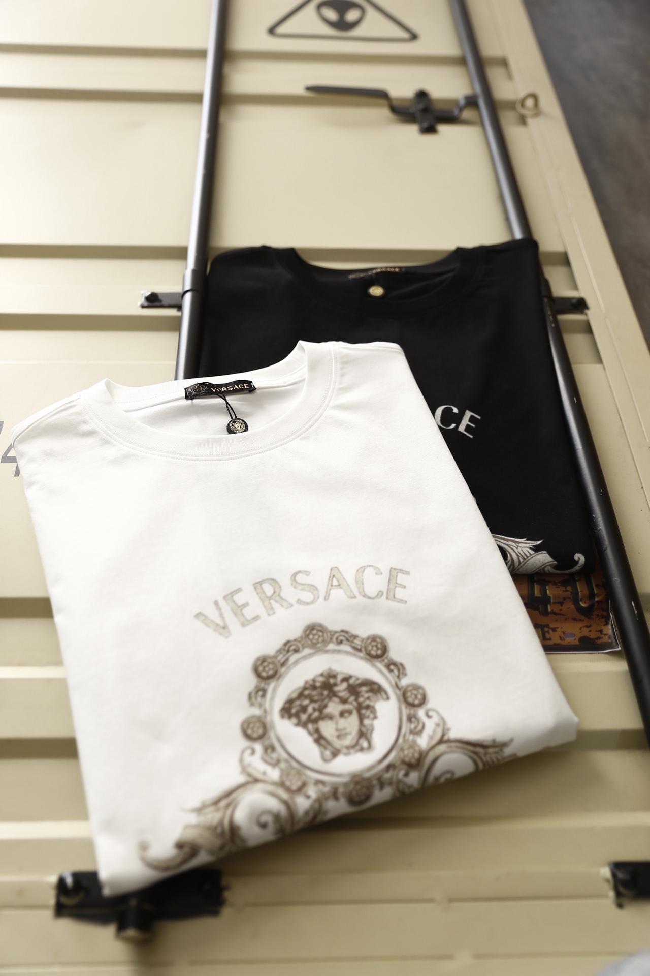 🔥范思*/Versa*e.（🌾）2026早春新款🆕时尚男士百搭短袖T恤，是品牌极具标志性的经典单品，胸前