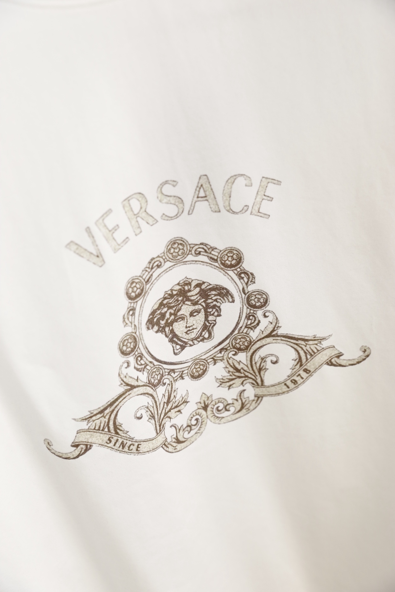 🔥范思*/Versa*e.（🌾）2026早春新款🆕时尚男士百搭短袖T恤，是品牌极具标志性的经典单品，胸前