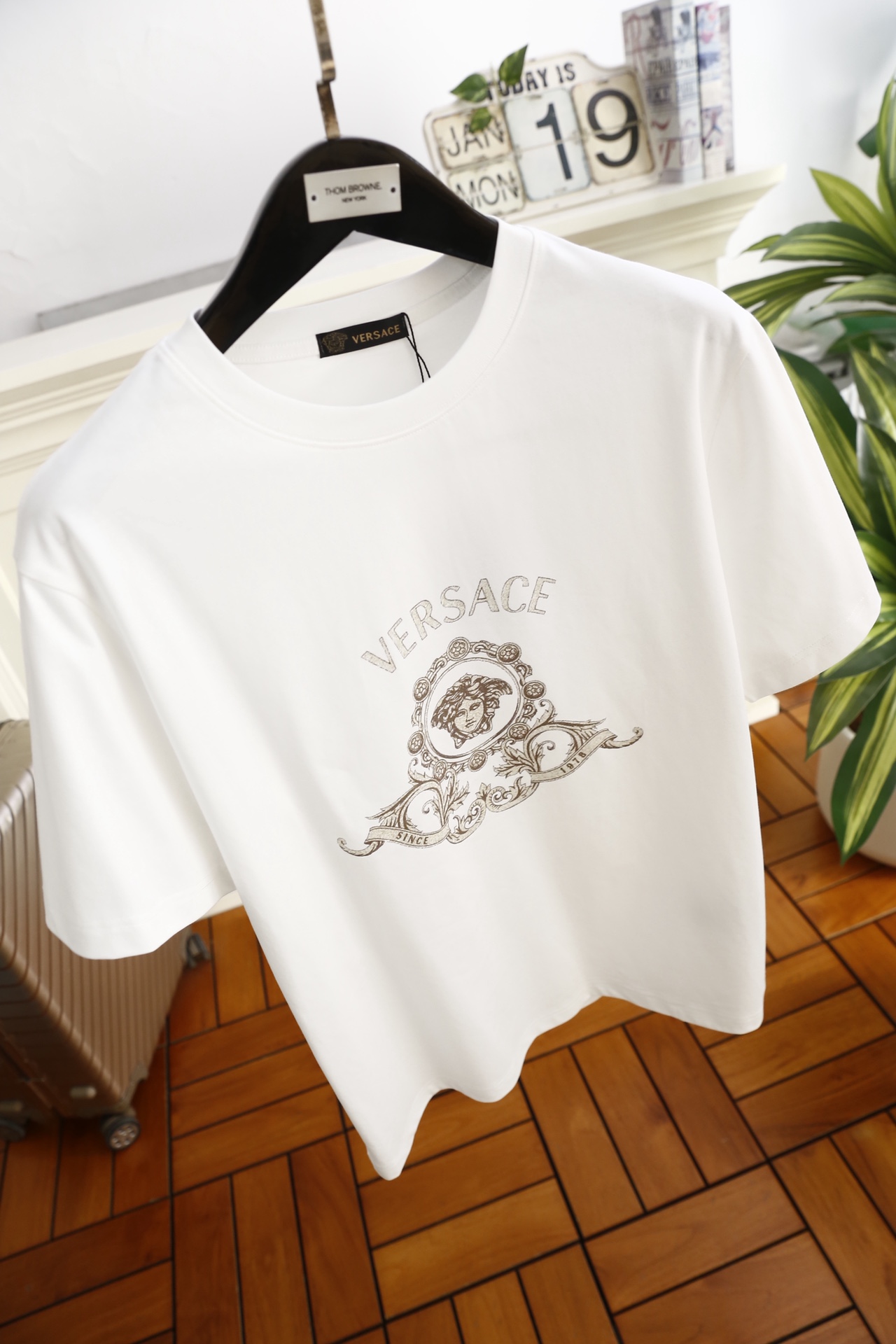 🔥范思*/Versa*e.（🌾）2026早春新款🆕时尚男士百搭短袖T恤，是品牌极具标志性的经典单品，胸前