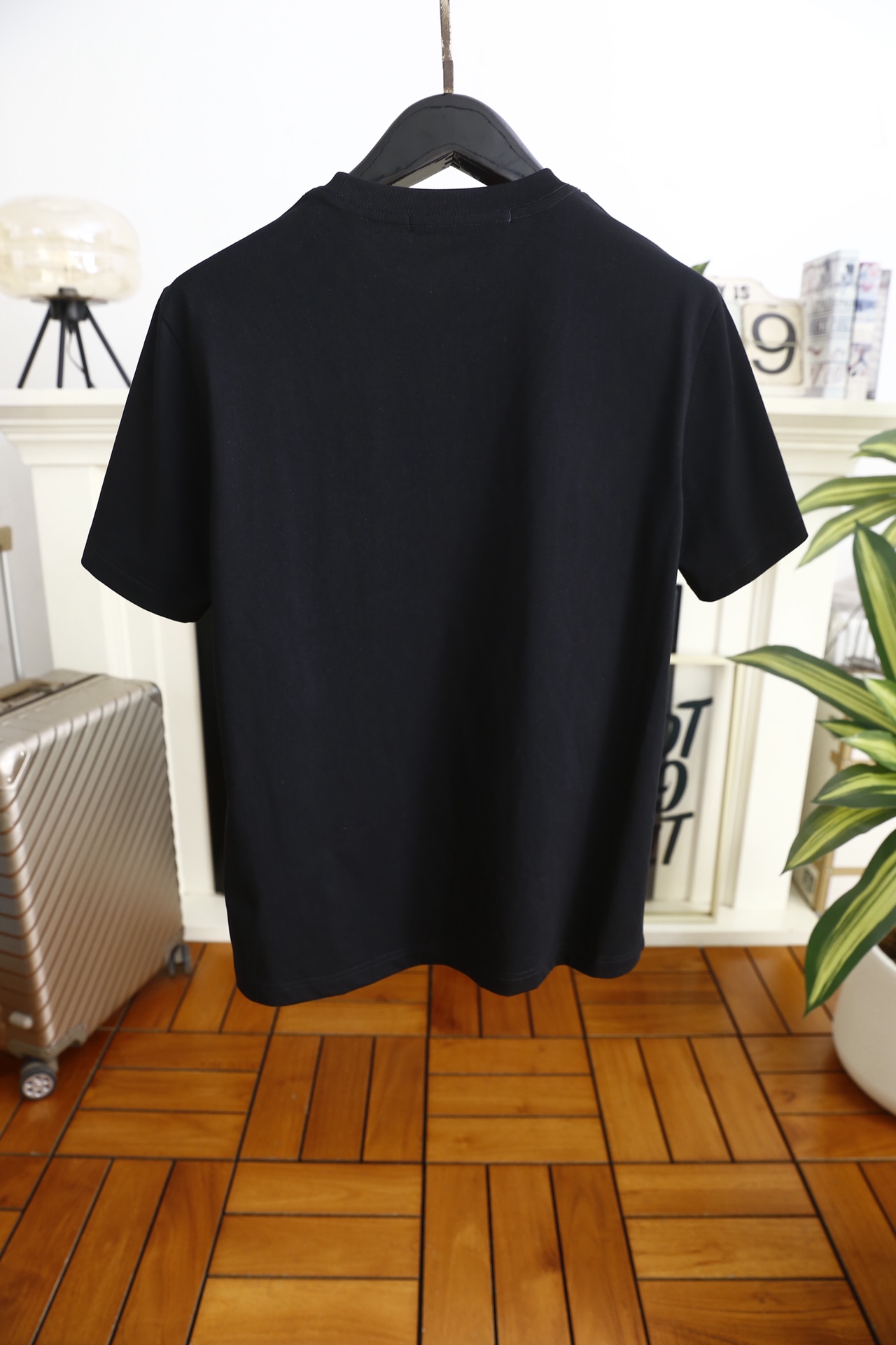 🔥纪梵希.（🌾）2026早春新品！时尚男士百搭短袖T恤，属于品牌标志性的潮流单品。设计亮点在于胸前采用双