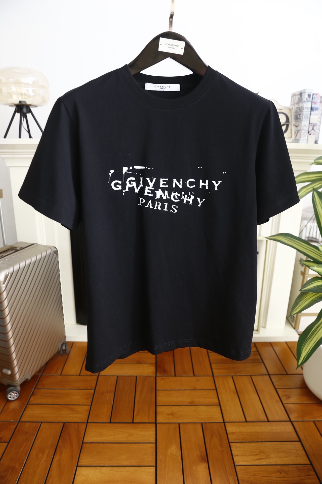 🔥纪梵希.（🌾）2026早春新品！时尚男士百搭短袖T恤，属于品牌标志性的潮流单品。设计亮点在于胸前采用双