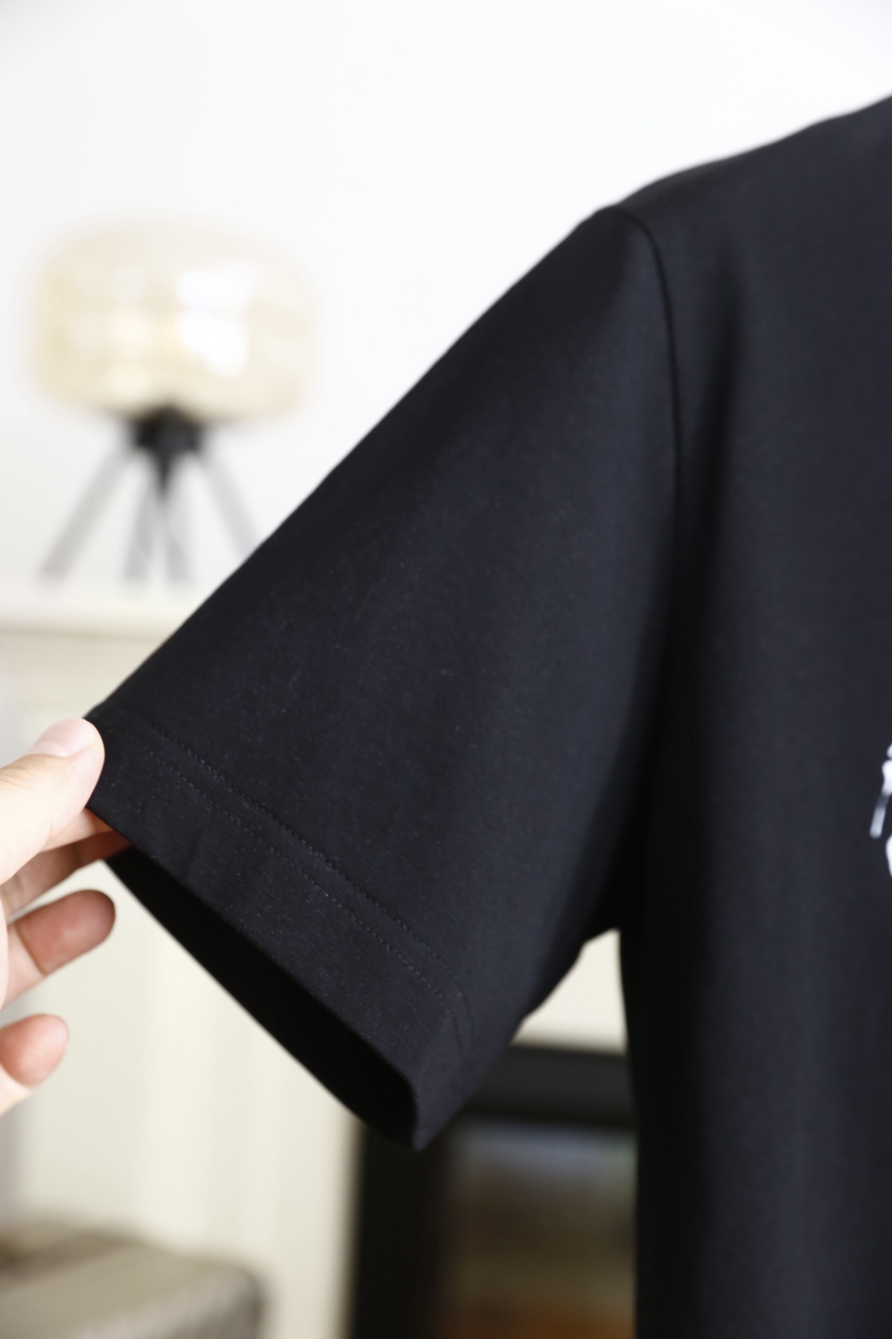 🔥纪梵希.（🌾）2026早春新品！时尚男士百搭短袖T恤，属于品牌标志性的潮流单品。设计亮点在于胸前采用双