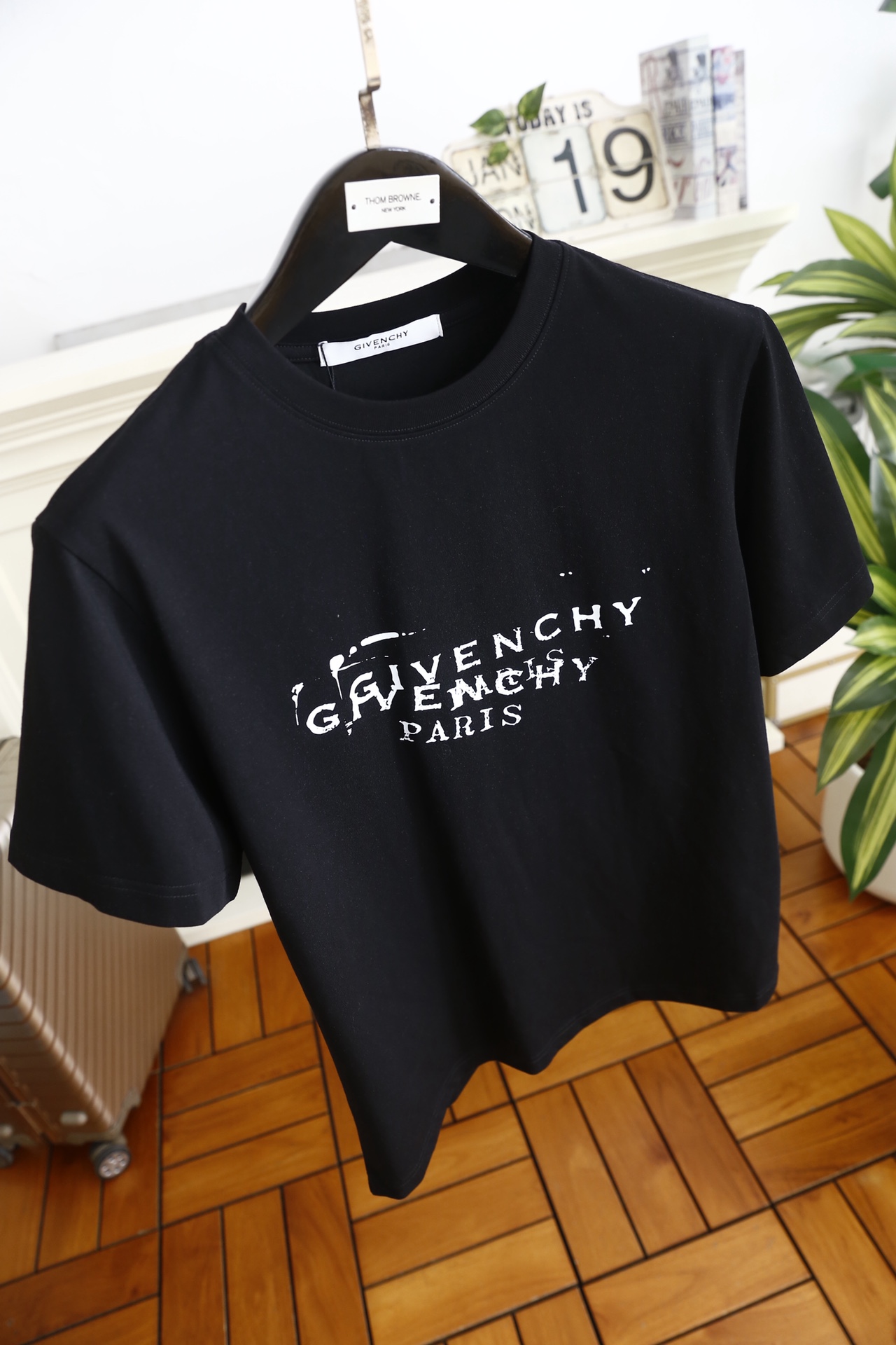 🔥纪梵希.（🌾）2026早春新品！时尚男士百搭短袖T恤，属于品牌标志性的潮流单品。设计亮点在于胸前采用双