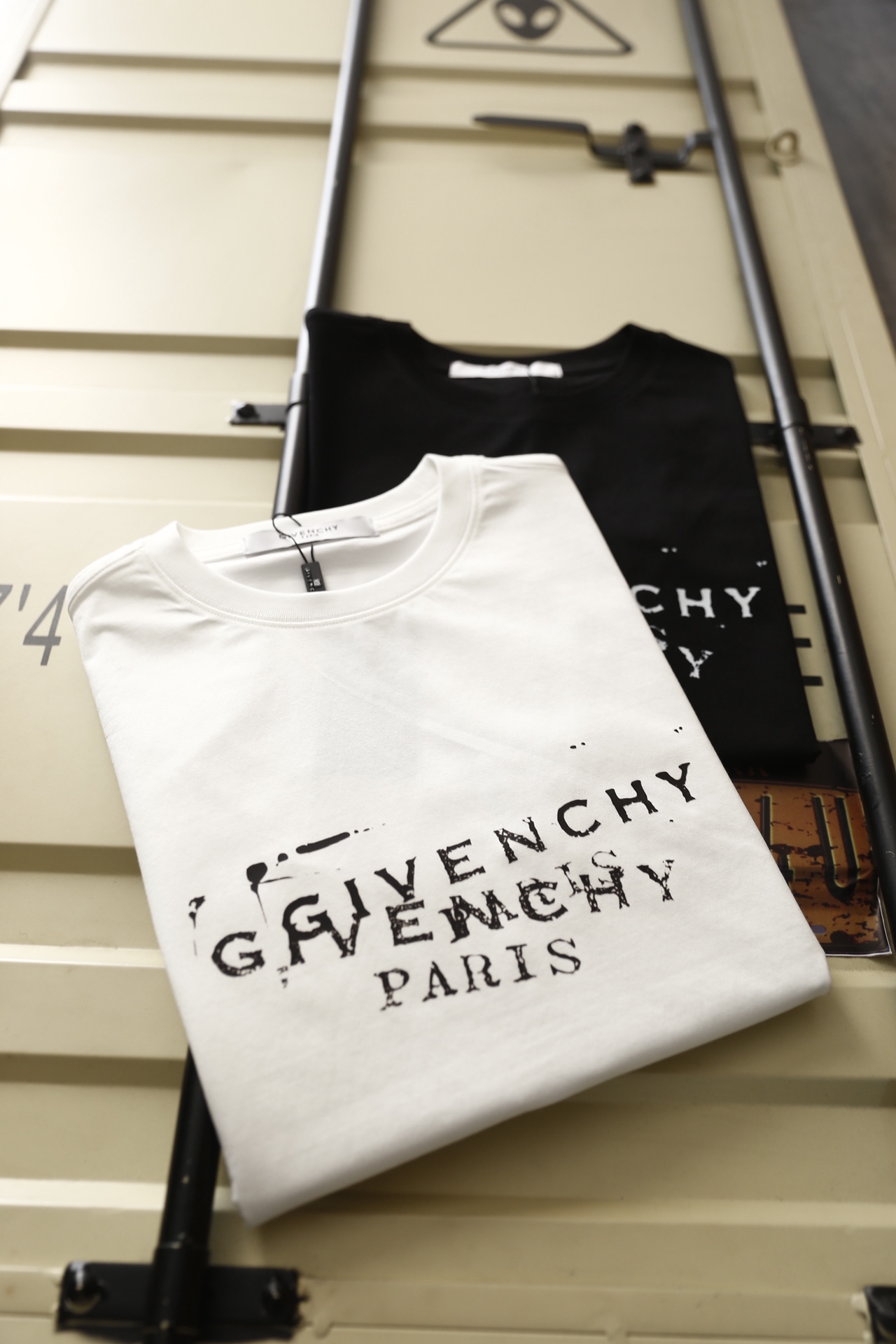 🔥纪梵希.（🌾）2026早春新品！时尚男士百搭短袖T恤，属于品牌标志性的潮流单品。设计亮点在于胸前采用双