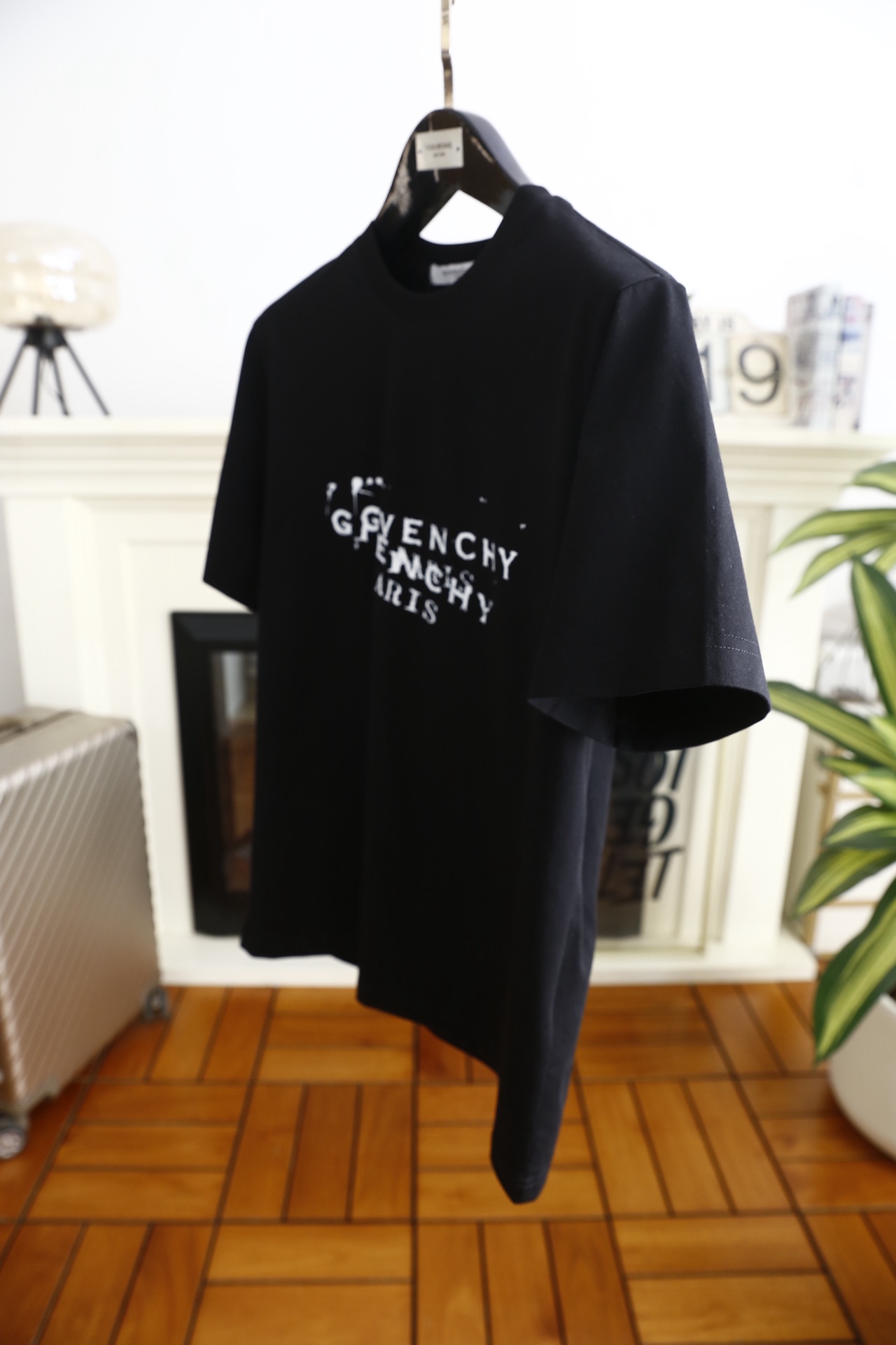 🔥纪梵希.（🌾）2026早春新品！时尚男士百搭短袖T恤，属于品牌标志性的潮流单品。设计亮点在于胸前采用双