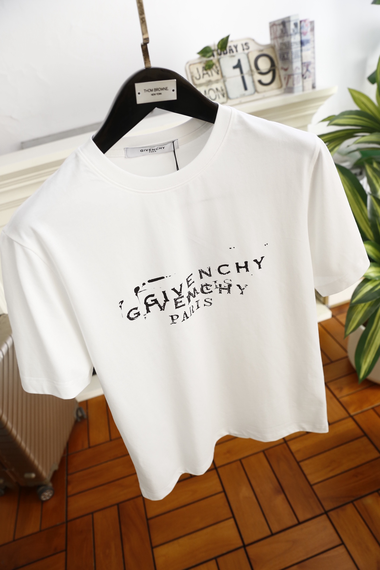 🔥纪梵希.（🌾）2026早春新品！时尚男士百搭短袖T恤，属于品牌标志性的潮流单品。设计亮点在于胸前采用双