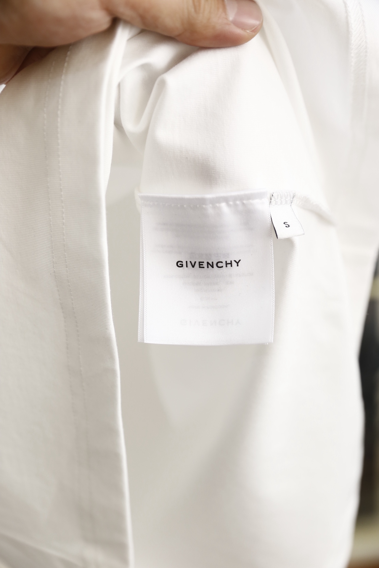 🔥纪梵希.（🌾）2026早春新品！时尚男士百搭短袖T恤，属于品牌标志性的潮流单品。设计亮点在于胸前采用双