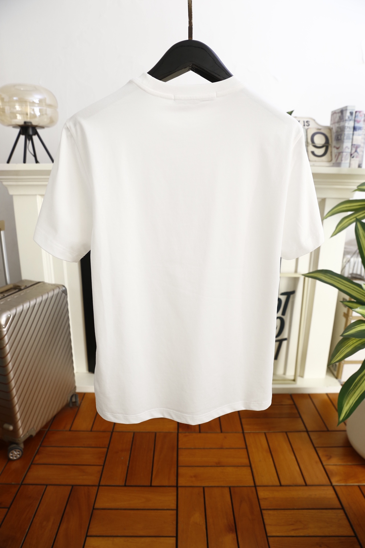 🔥纪梵希.（🌾）2026早春新品！时尚男士百搭短袖T恤，属于品牌标志性的潮流单品。设计亮点在于胸前采用双