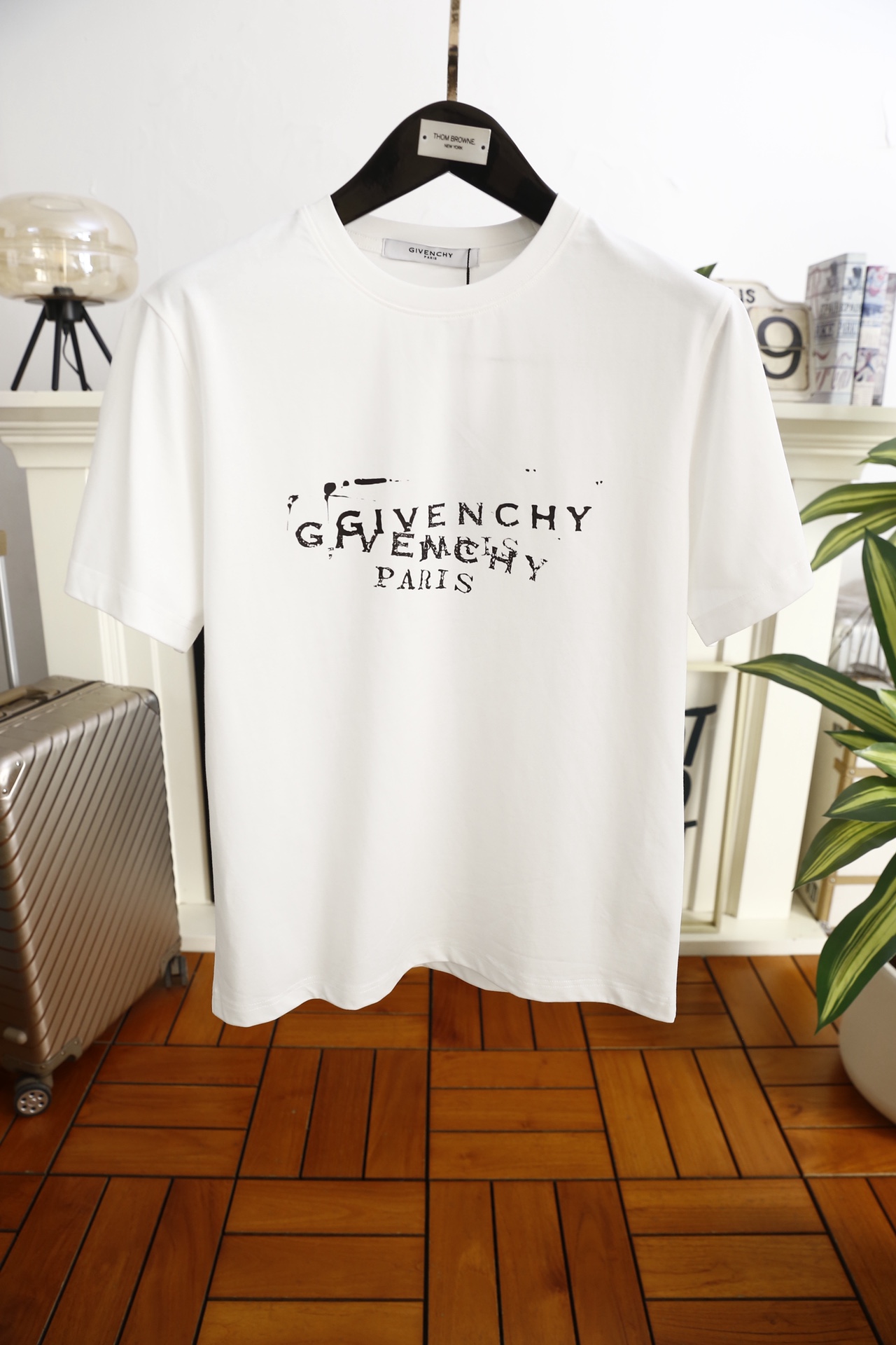 🔥纪梵希.（🌾）2026早春新品！时尚男士百搭短袖T恤，属于品牌标志性的潮流单品。设计亮点在于胸前采用双