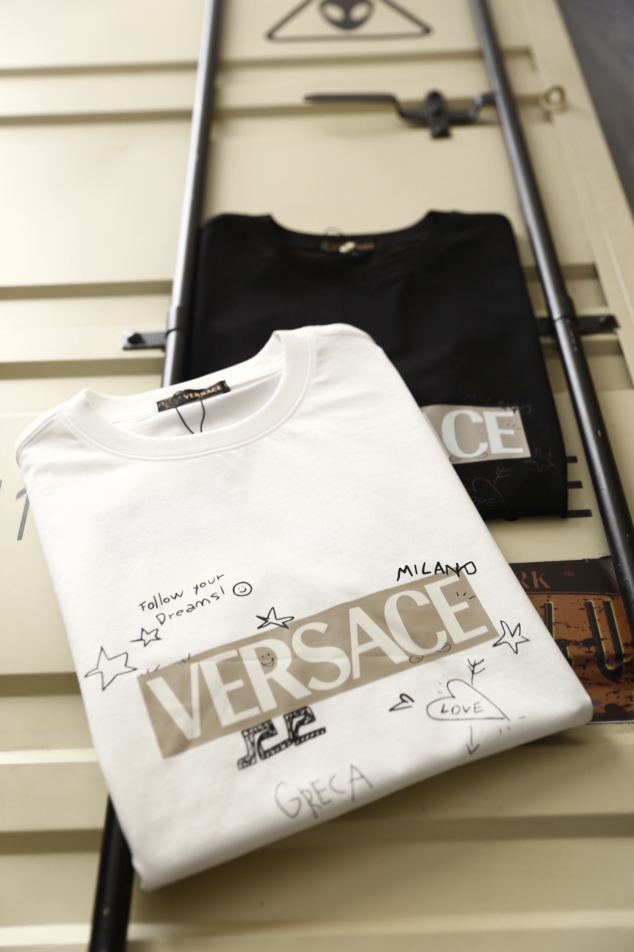 🔥范思哲.（🌾）2026春夏新品🆕时尚男士圆领短袖T恤，甄选高支舒适棉面料，触感细腻软糯，上身透气不闷汗